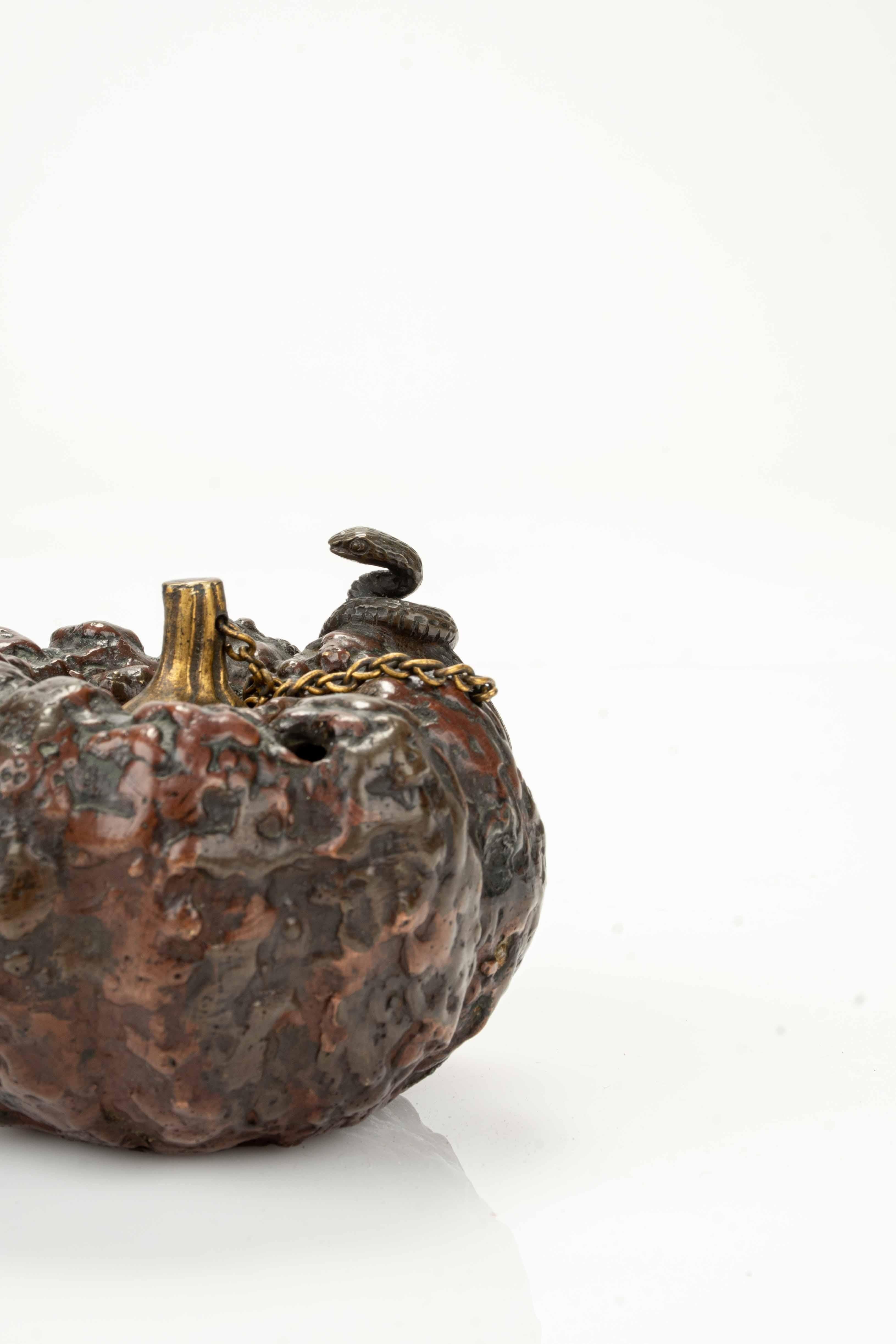Bronzesuiteki in Form eines Kürbisses mit Schlange, signiert Masayuki (19th Century) im Angebot