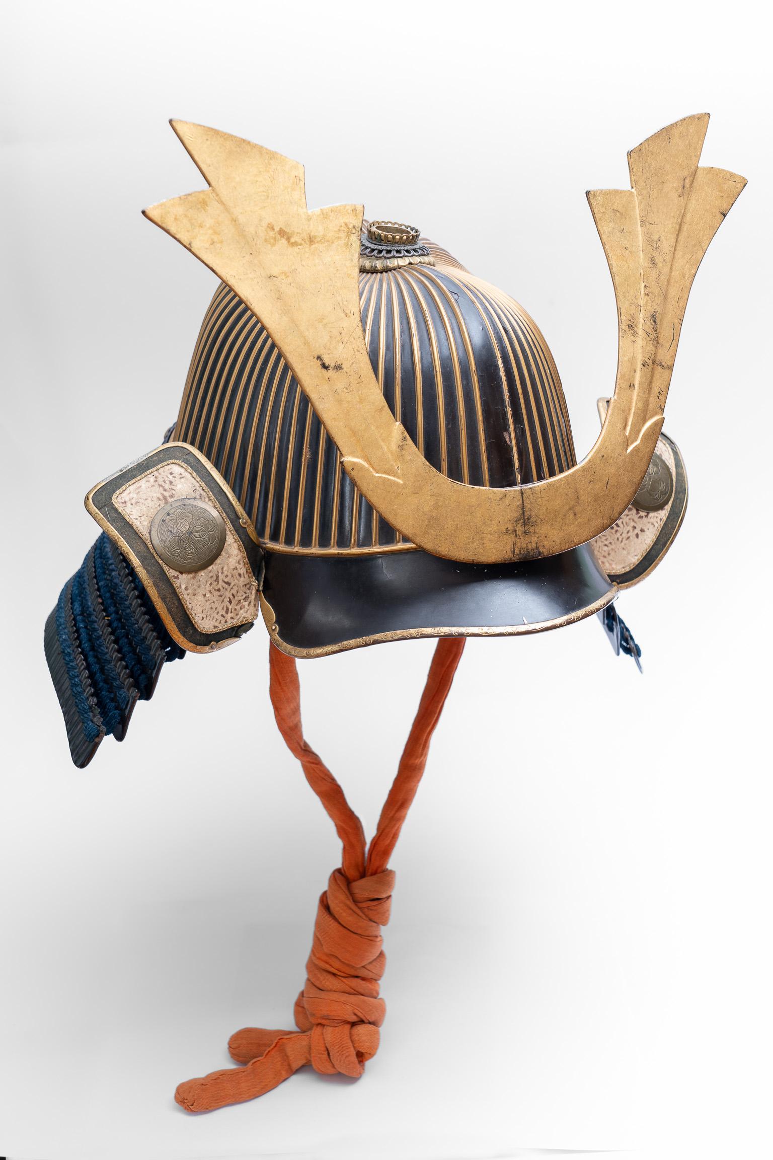 Sujibachi kabuto
62-teiliger Samurai-Helm
Haruta-Schule, Edo-Zeit
17. bis 18. Jahrhundert

Lamellenhelm, bestehend aus zweiundsechzig Platten, die mit fünf Nietreihen verbunden sind. Die Oberfläche ist mit schwarzem Uushi lackiert, während die