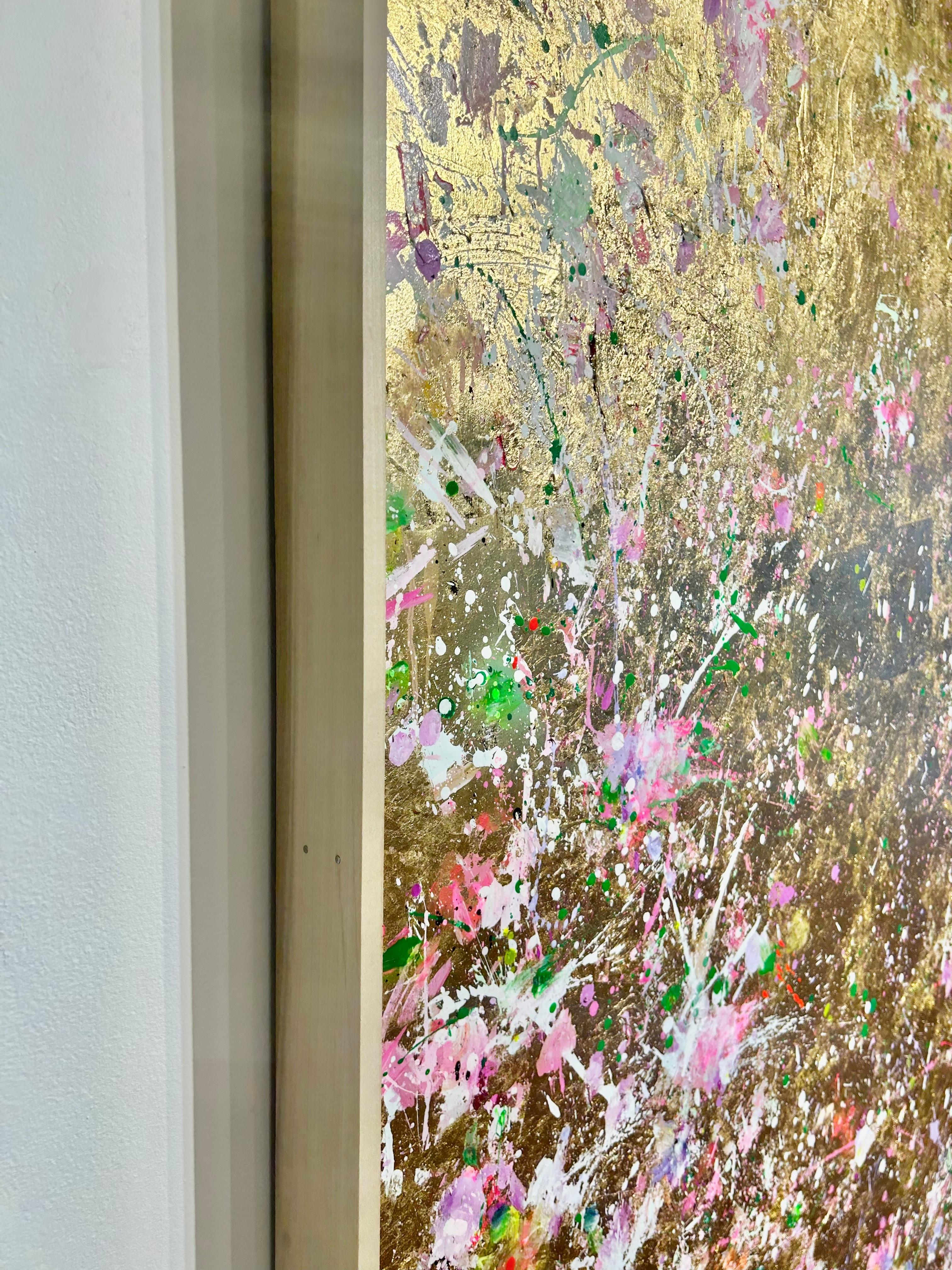 Scents of Passing Spring I – Abstraktes Blumengemälde mit Blattgold, gerahmt – Painting von Suk Ja Kang