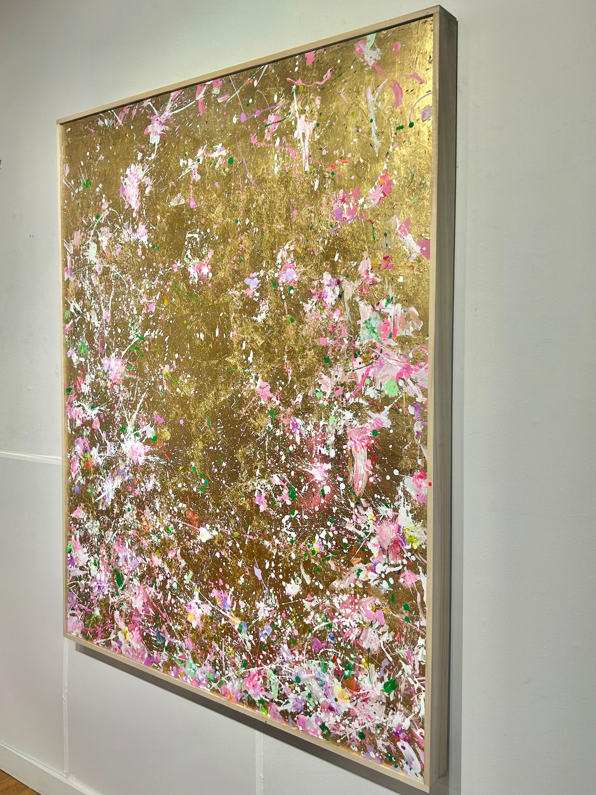 Scents of Passing Spring I – Abstraktes Blumengemälde mit Blattgold, gerahmt (Zeitgenössisch), Painting, von Suk Ja Kang