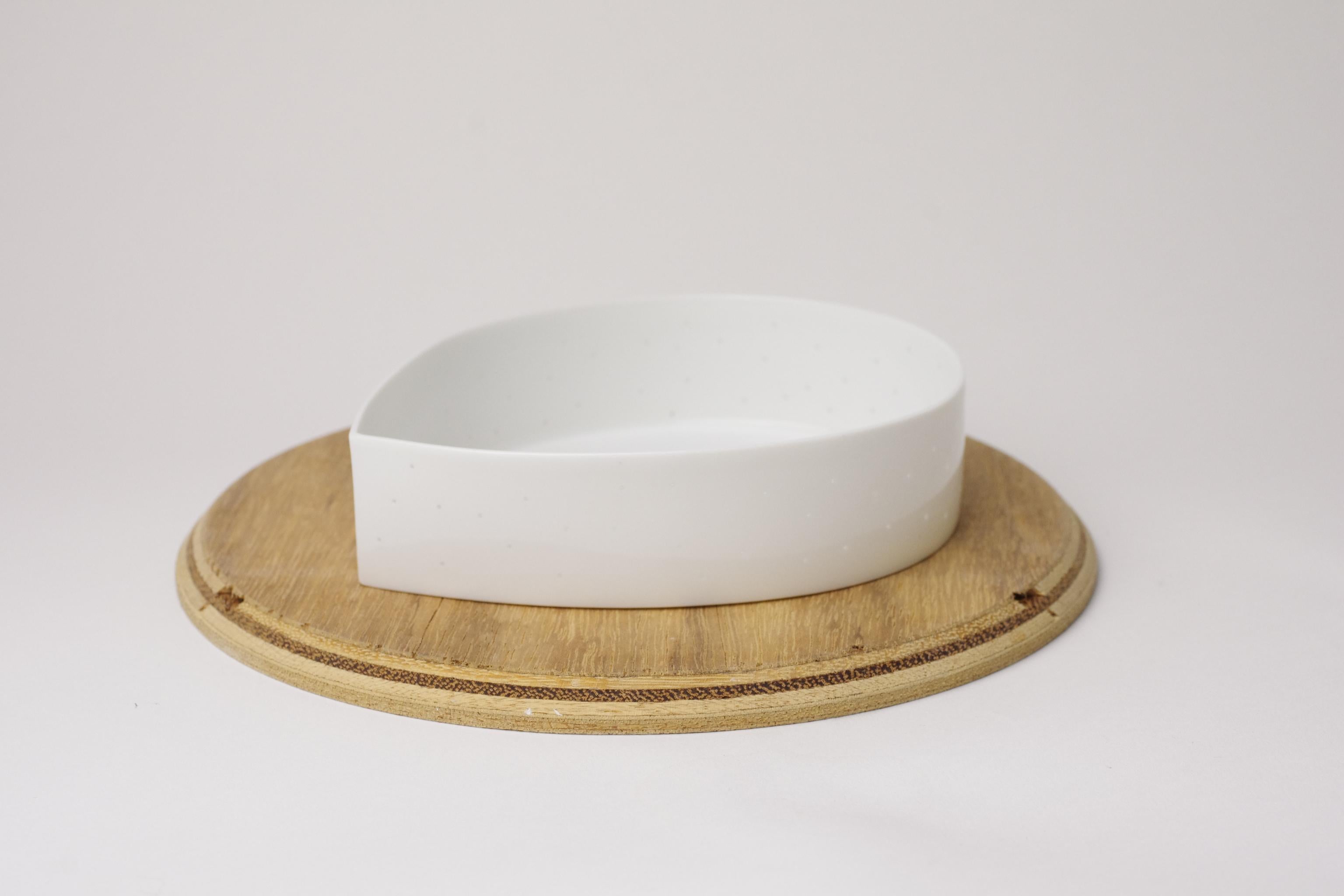 Description du produit : 
Ce bol, conçu par l'artiste coréenne Suku Park, est fabriqué à partir de porcelaine très fine et très mince. La porceiain est suffisamment fine pour que, lorsqu'on l'éclaire, une partie de la lumière passe à travers le