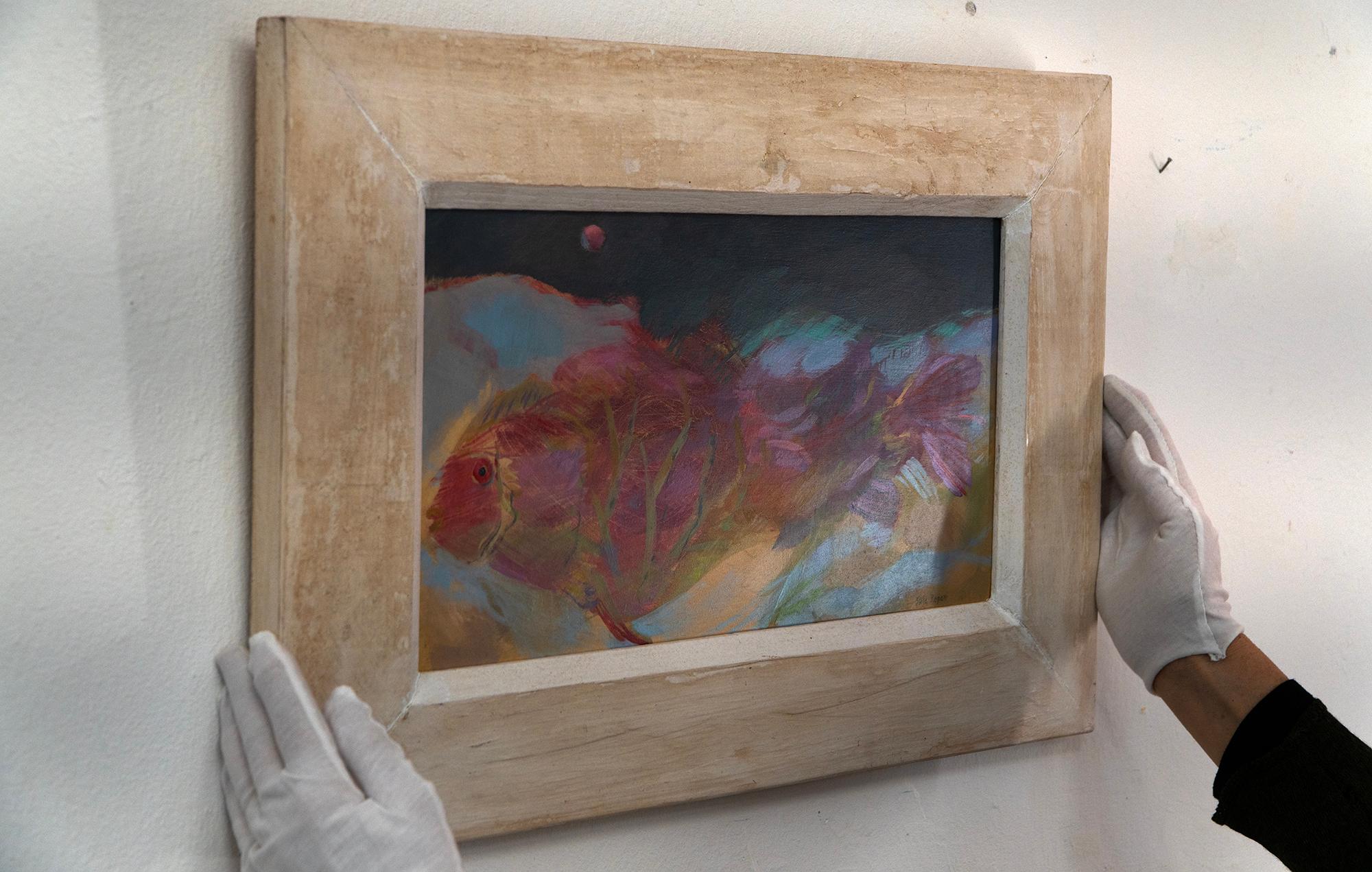 Lebendiges abstraktes Fischgemälde in Öl auf Holz - Gerahmtes Marine-Kunstwerk – Painting von Sula Repani