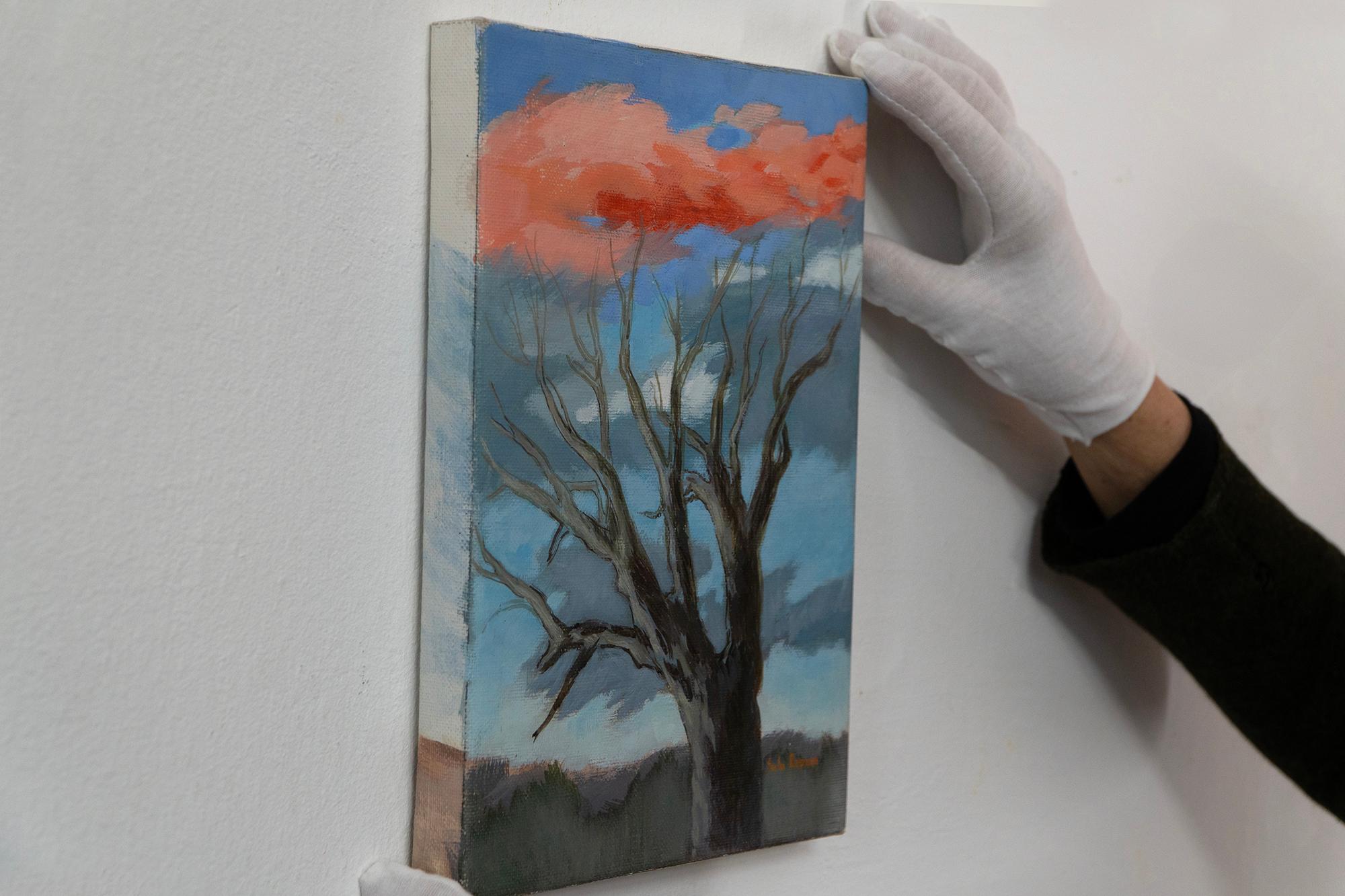 Paesaggio espressivo di alberi nudi con nuvole infuocate, pittura a olio simbolica - Painting Astratto di Sula Repani
