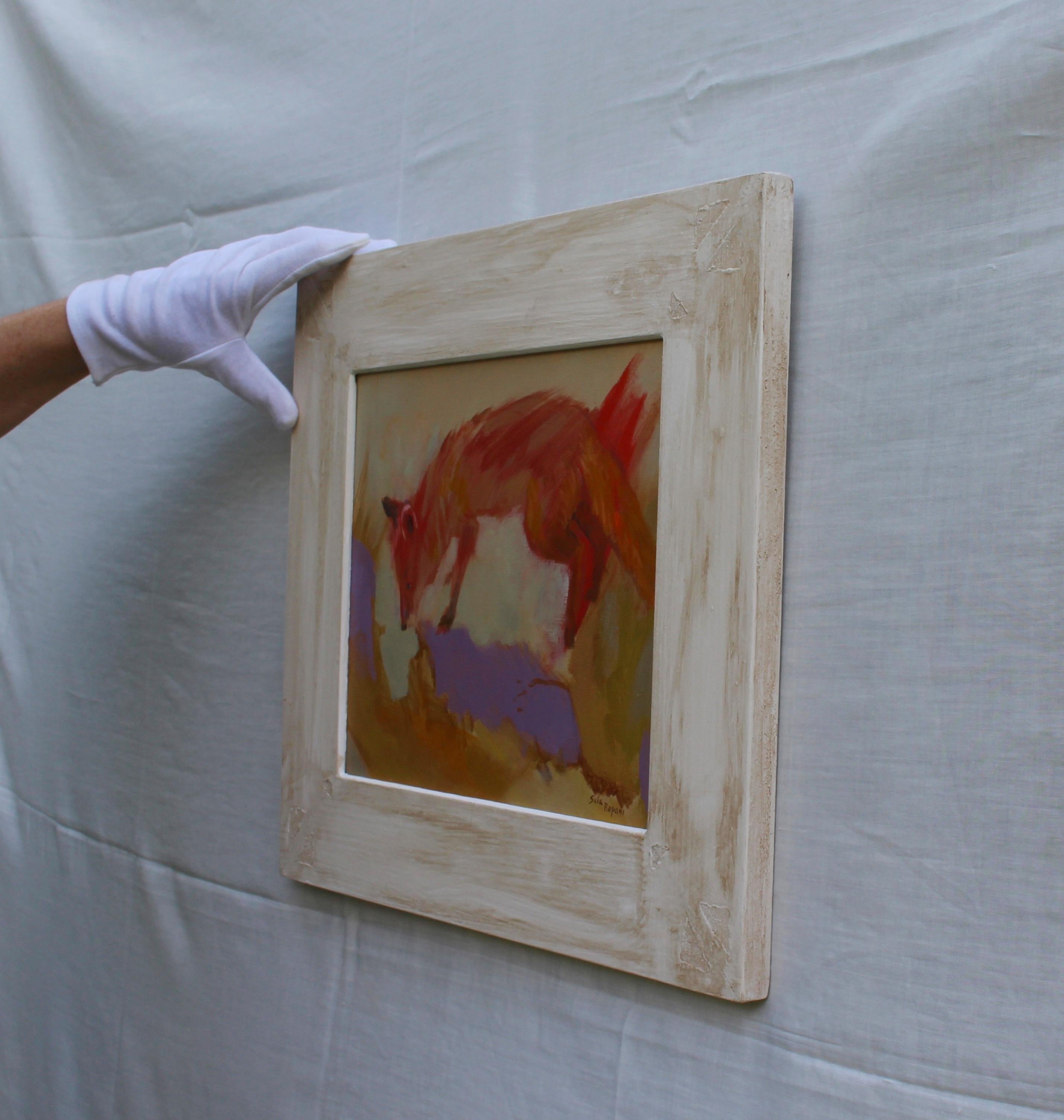 Fuchs gerahmtes Ölgemälde auf vorbereiteter Pappe, zeitgenössisches Tierporträt (Grau), Animal Painting, von Sula Repani