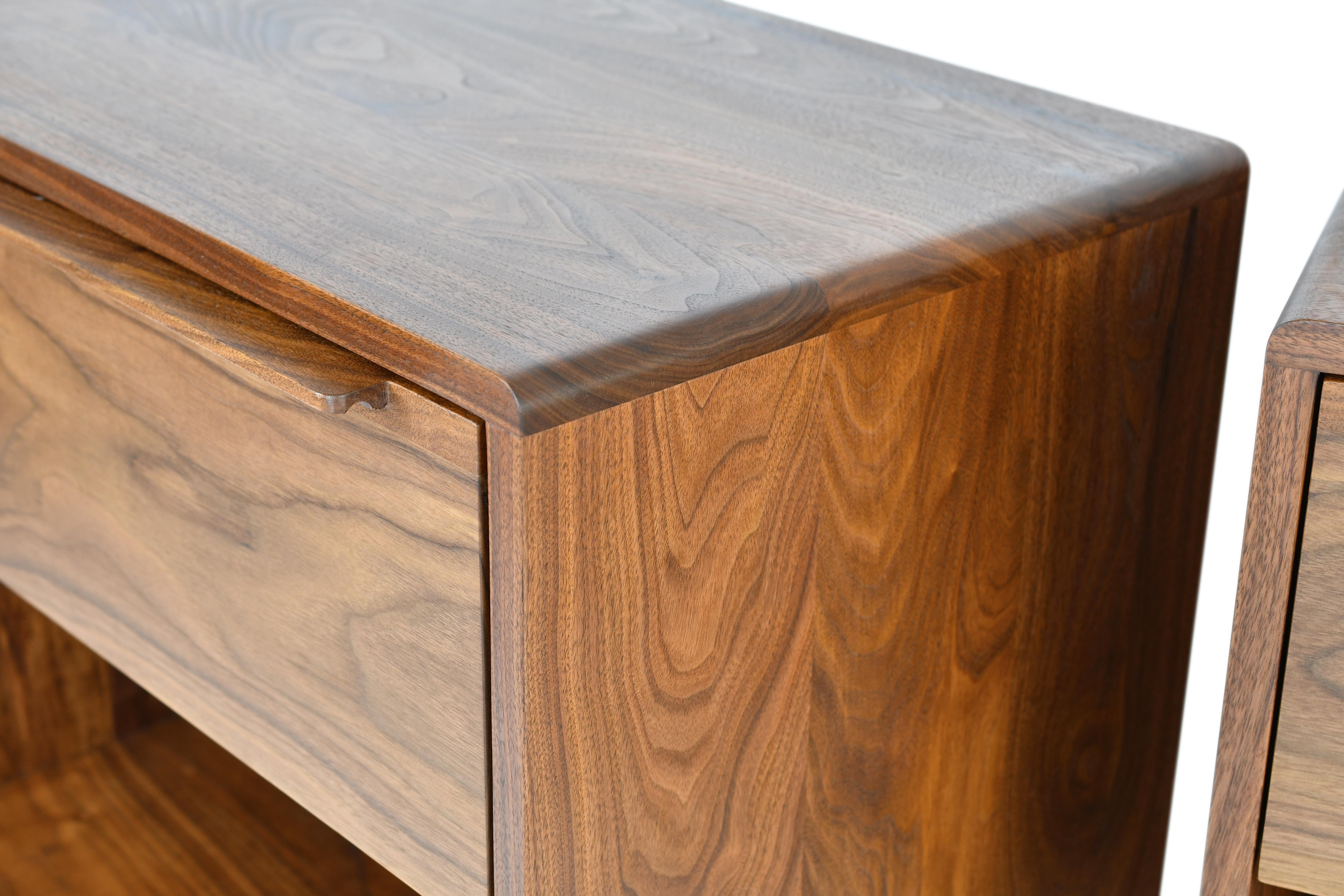 Frêne Table d'appoint Sulaco - Petite en vente