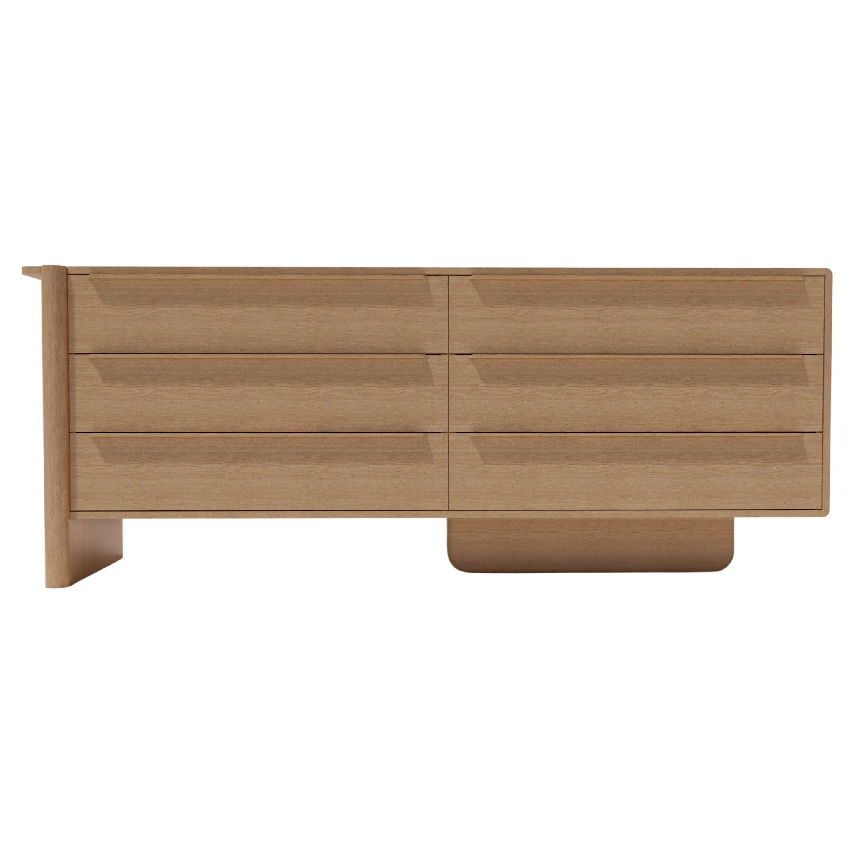 Il comò a sei cassetti Sulaco rappresenta le fondamenta del Movimento Moderno Danese. Radicata nella funzionalità, ogni curva e caratteristica è realizzata meticolosamente per garantire che estetica e utilità vadano di pari passo. Un design moderno