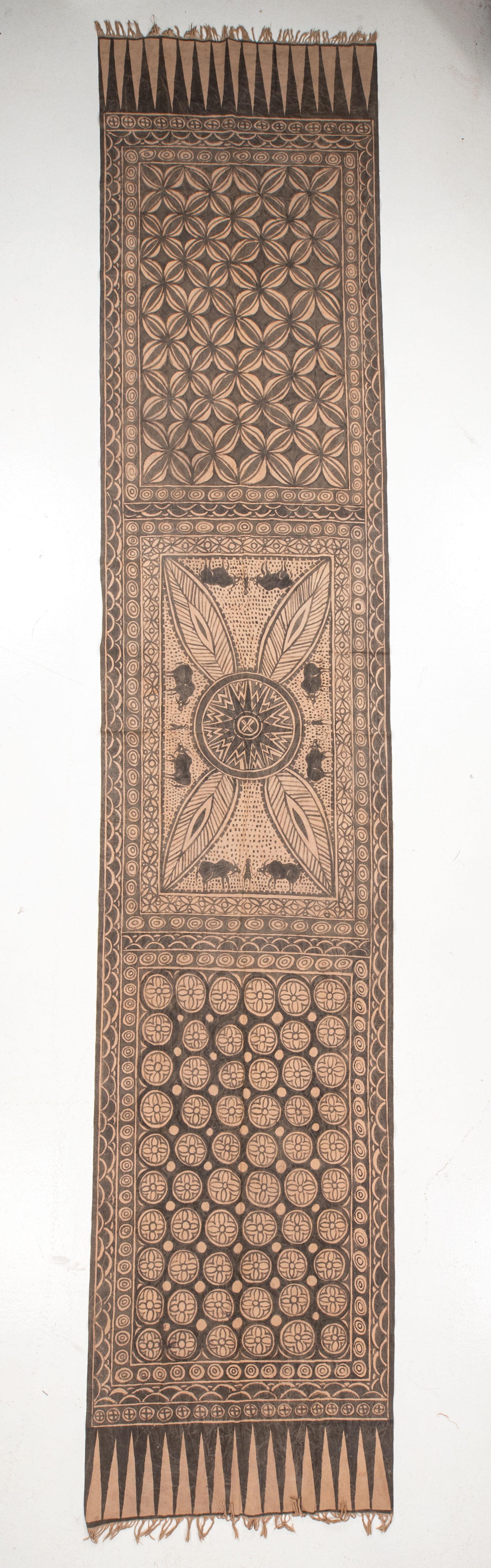 Un textile rituel du peuple Toroja de Sulawesi, peint à la main à l'aide de pigments de couleur naturels. Probablement au milieu du C.I.C. ou plus tôt.


