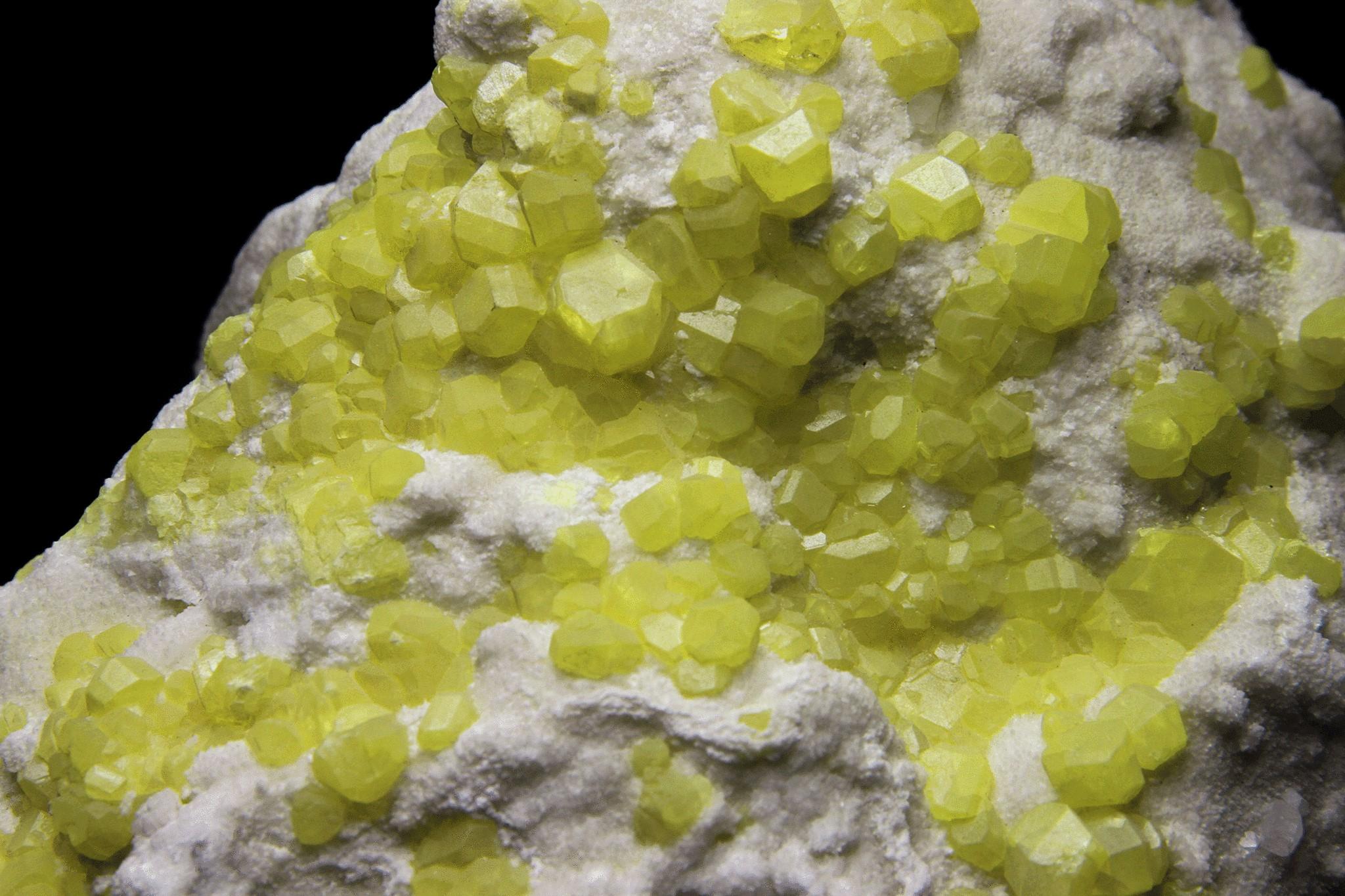 Sulfur on Aragonite from Agrigento, Sicily, Italy In New Condition For Sale In New York, NY
