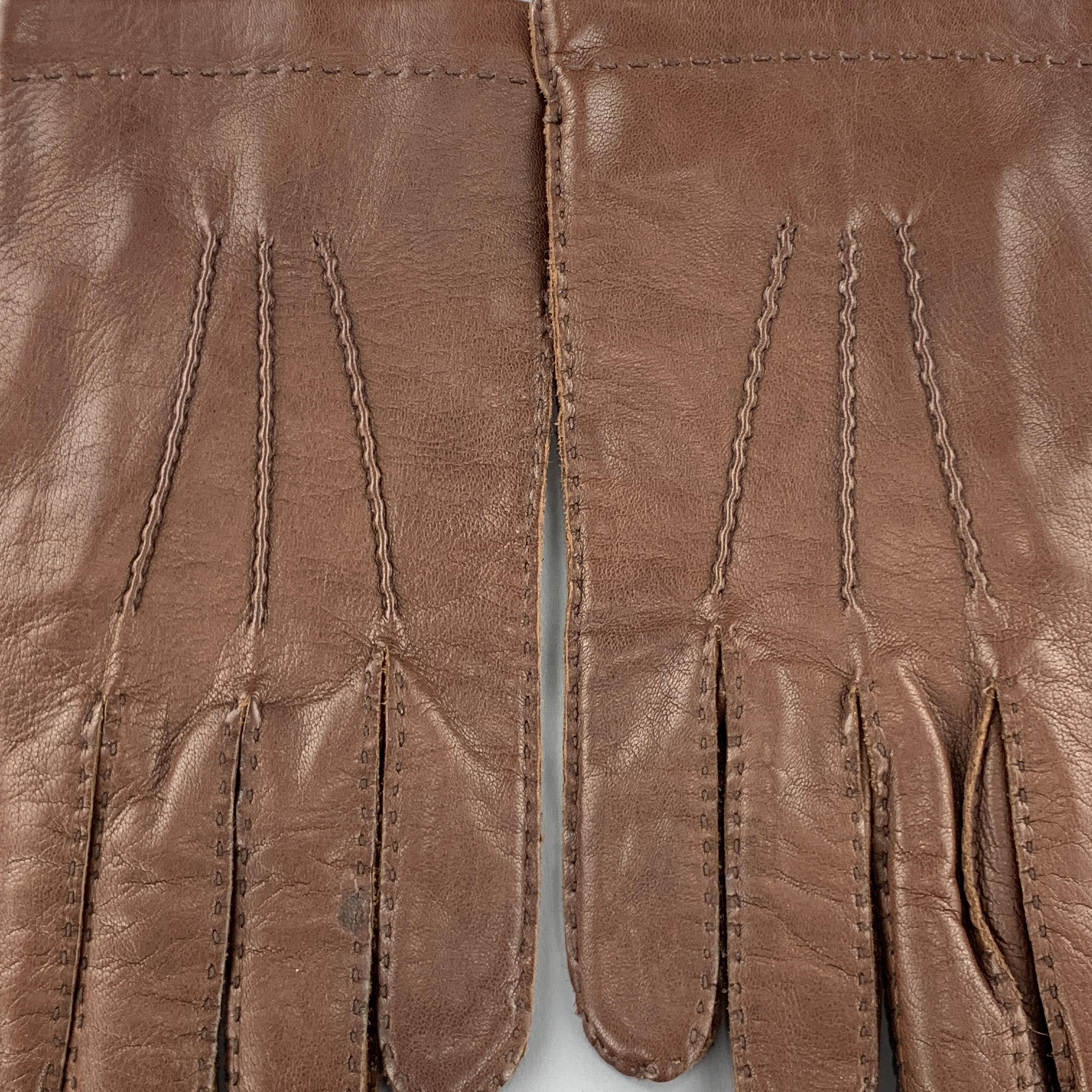 Vintage SULKA gloves come in light brown leather with top stitching and silk liner. Made in Italy.

Very Good Pre-Owned Condition.
Marked: 9

Width:4 in.
Length: 9.25 in.