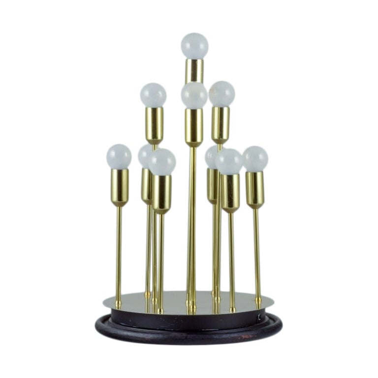 Sülken Leuchten, Deutschland. Modernistische Lampe für zehn Glühbirnen. Messing auf Holzsockel im Angebot