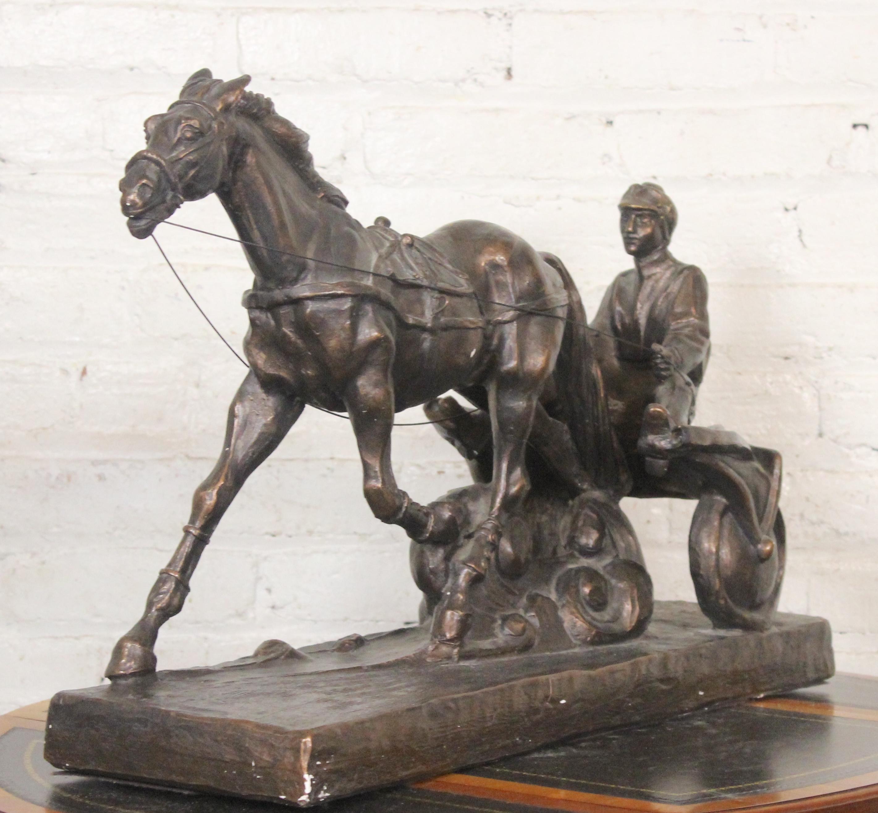 Scultura in resina di bronzo con un corridore di biga e il suo cavallo in piena velocità. Rifinito con una colorazione in bronzo e siglato dall'artista.
Si prega di confermare la posizione NY o NJ
