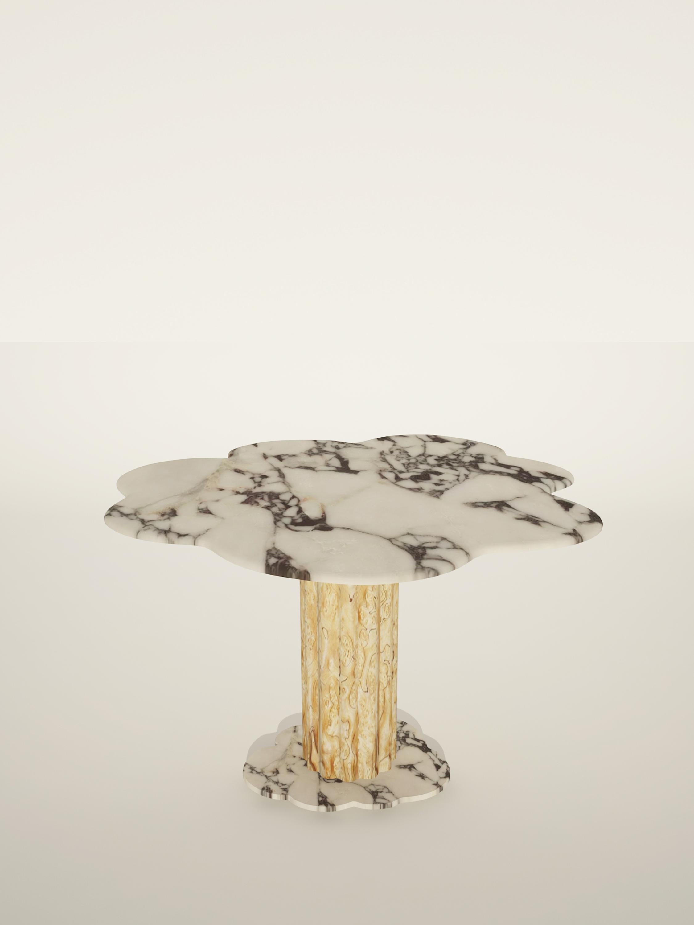 Marbre Table de salle à manger Sulpap de couleur crème avec base chromée polie en vente