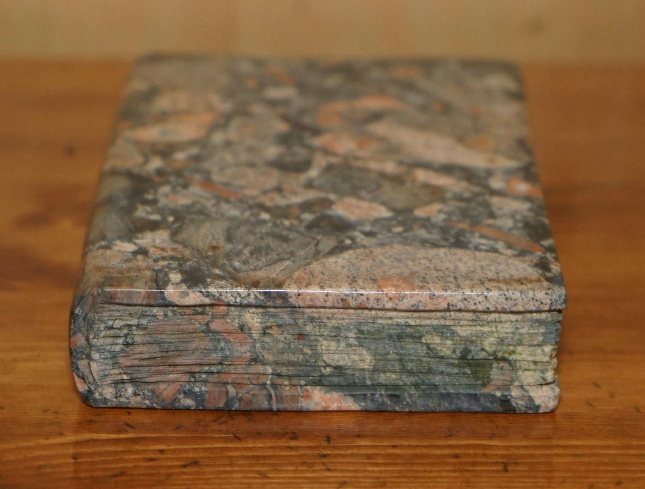 LIVRE DE BIBLIOTHÈQUE ANTIQUE EN MARBRE SULPTE, TIRÉ DE LA ROCHE, PARTIE D'UNE GRANDE SUITE en vente 5