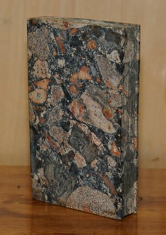 LIVRE DE BIBLIOTHÈQUE ANTIQUE EN MARBRE SULPTE, TIRÉ DE LA ROCHE, PARTIE D'UNE GRANDE SUITE