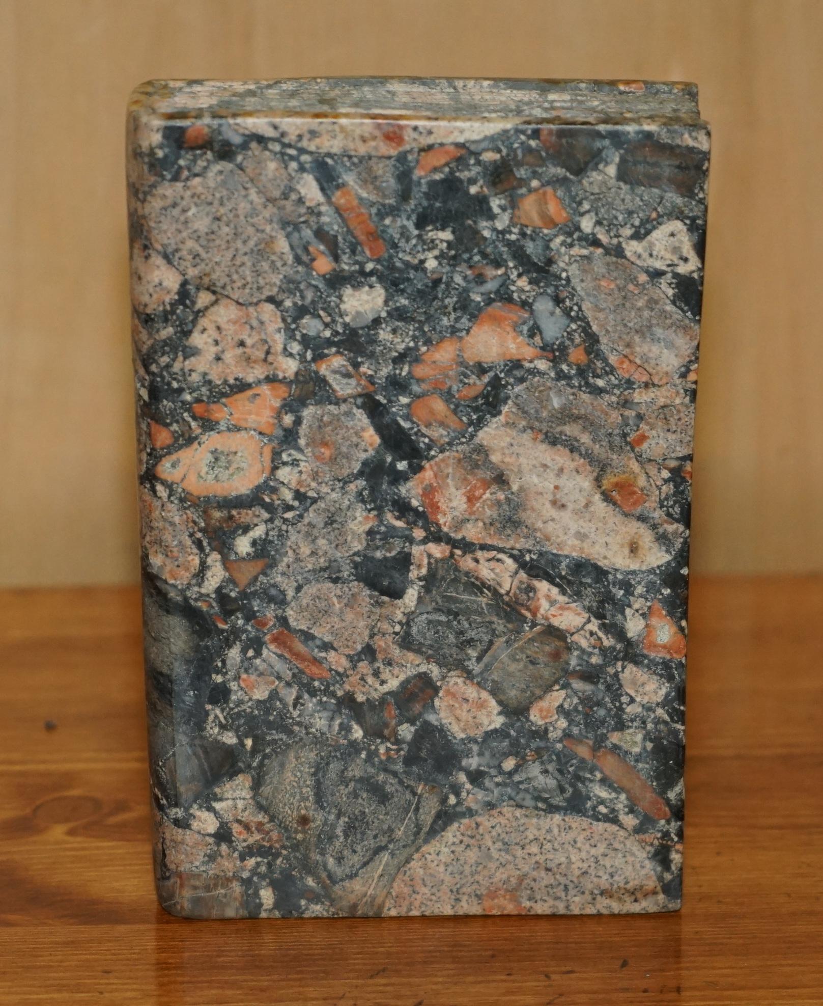 Anglais LIVRE DE BIBLIOTHÈQUE ANTIQUE EN MARBRE SULPTE, TIRÉ DE LA ROCHE, PARTIE D'UNE GRANDE SUITE en vente