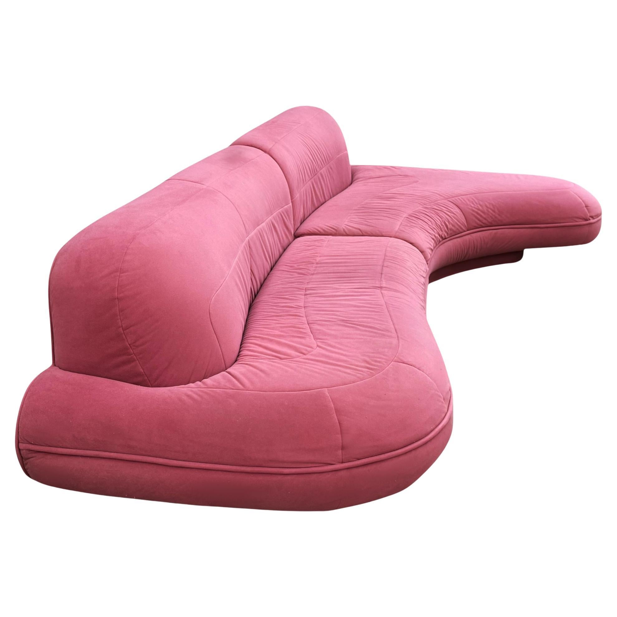 Ahora mismo está disponible este impresionante seccional de dos piezas etiquetado M. Fillmore Harty para Preview. ¡Una escultura que resulta ser un sofá! Está tapizada con la tela original de color rosa. Muy cómodo, pero necesita recuperarse. Este