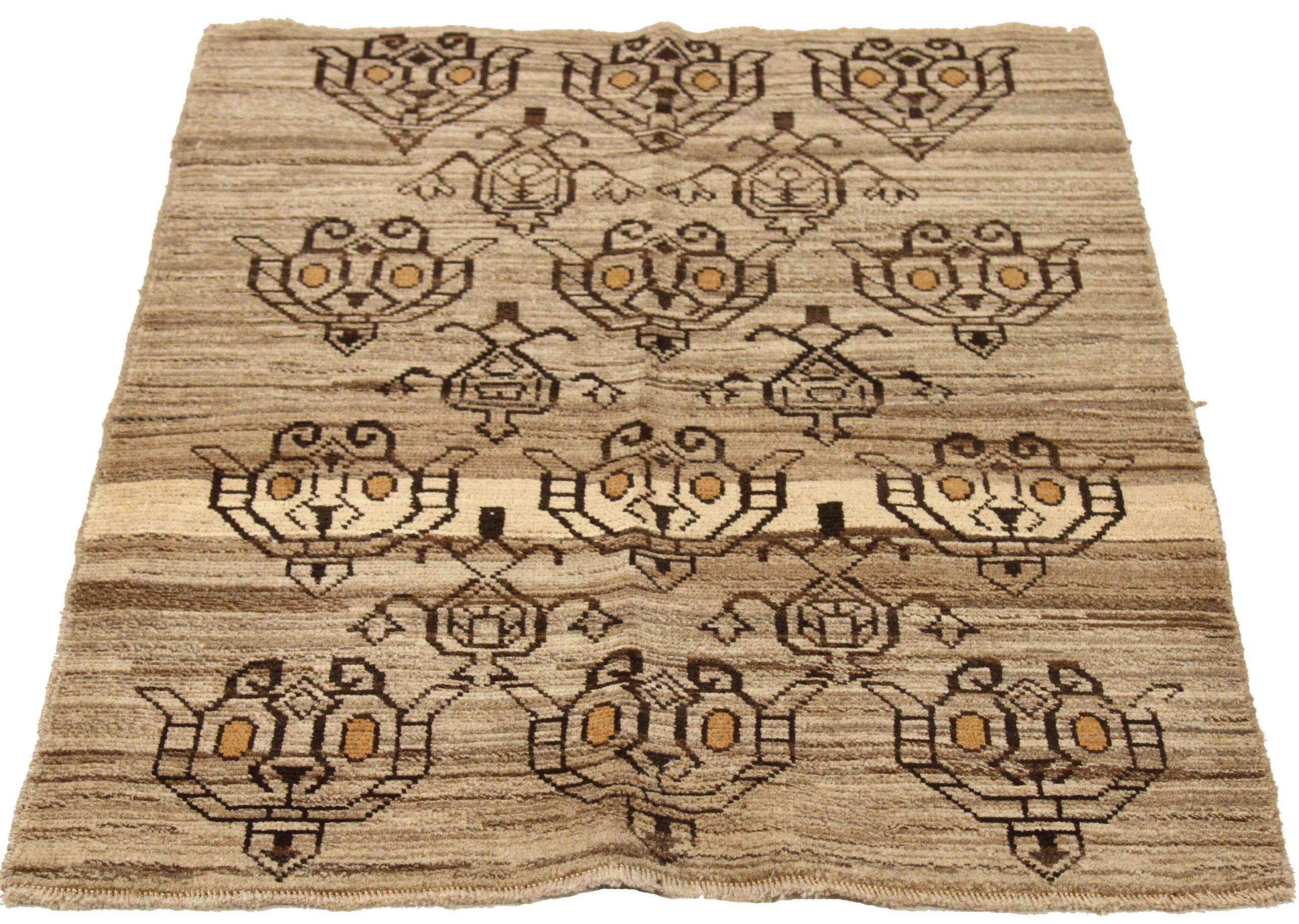 Entdecken Sie die Eleganz dieses einzigartigen Sultanabad mit Teppichen von CIRCA 1990. Dieses exklusive Design, das mit viel Liebe zum Detail entworfen wurde, ist perfekt, um Ihren Raum zu verschönern.
