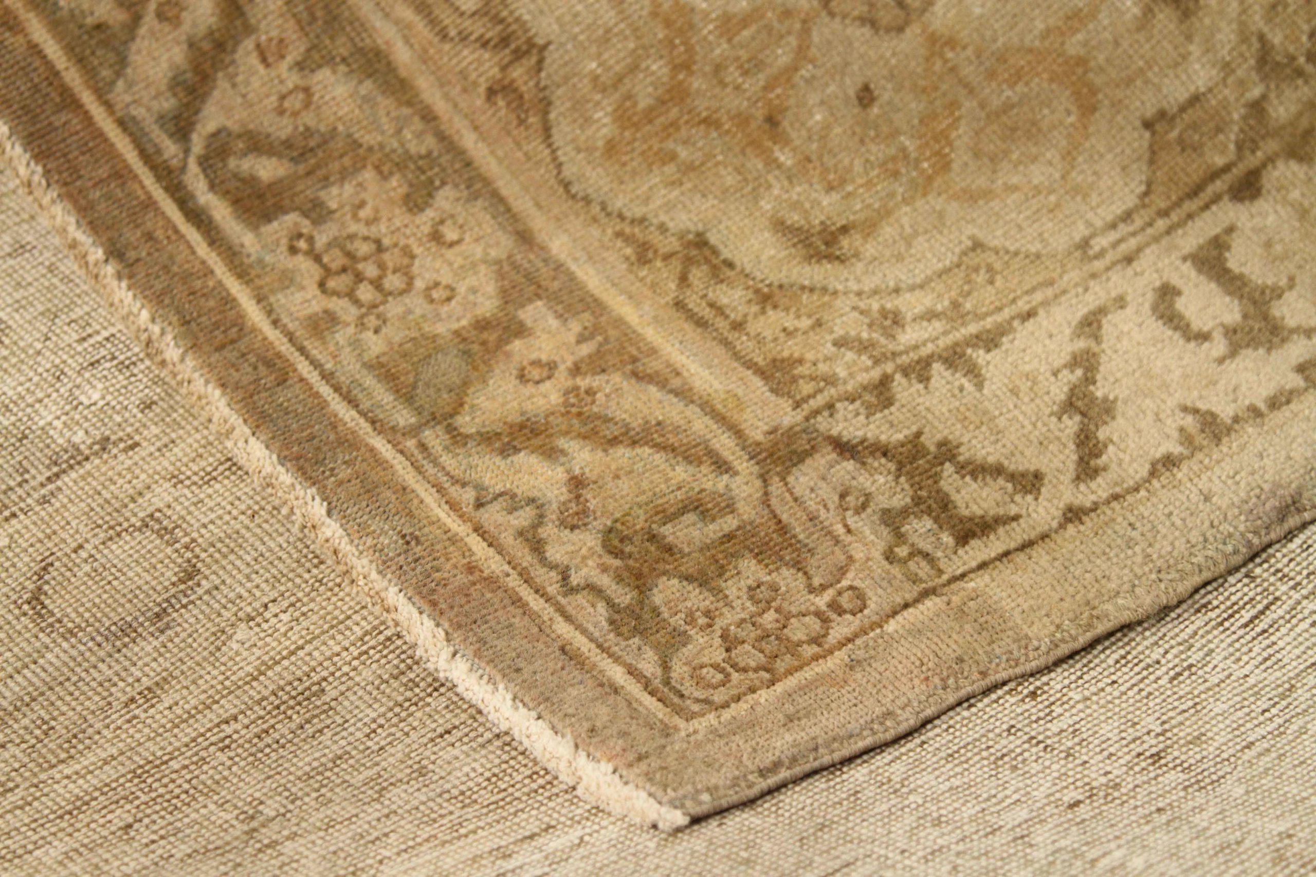 Entdecken Sie die Eleganz dieses einzigartigen Sultanabad mit Teppichen von CIRCA 1990. Dieses exklusive Design, das mit viel Liebe zum Detail entworfen wurde, ist perfekt, um Ihren Raum zu verschönern.
