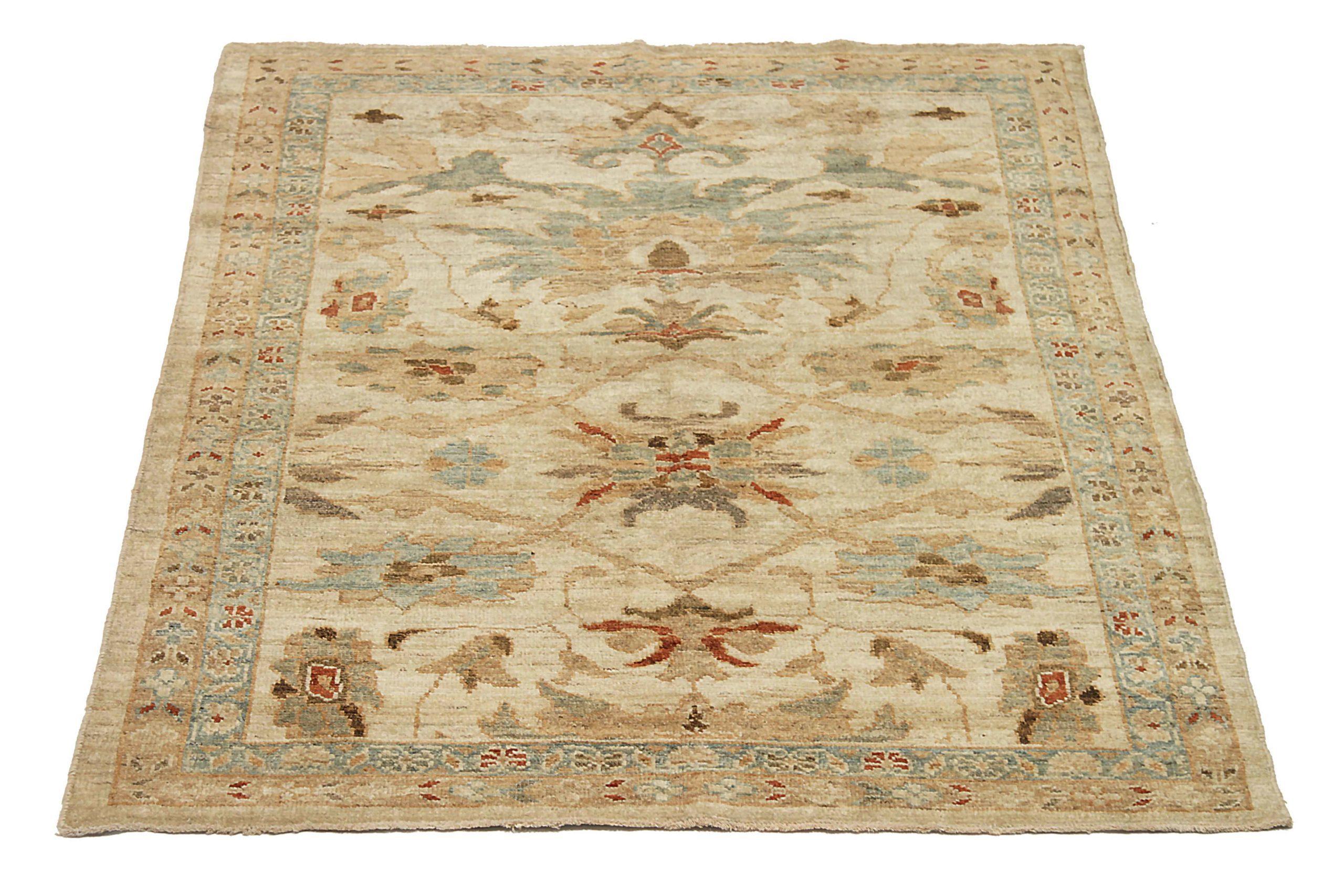 Entdecken Sie die Eleganz dieses einzigartigen Sultanabad mit Teppichen von CIRCA 1990. Dieses exklusive Design, das mit viel Liebe zum Detail entworfen wurde, ist perfekt, um Ihren Raum zu verschönern.