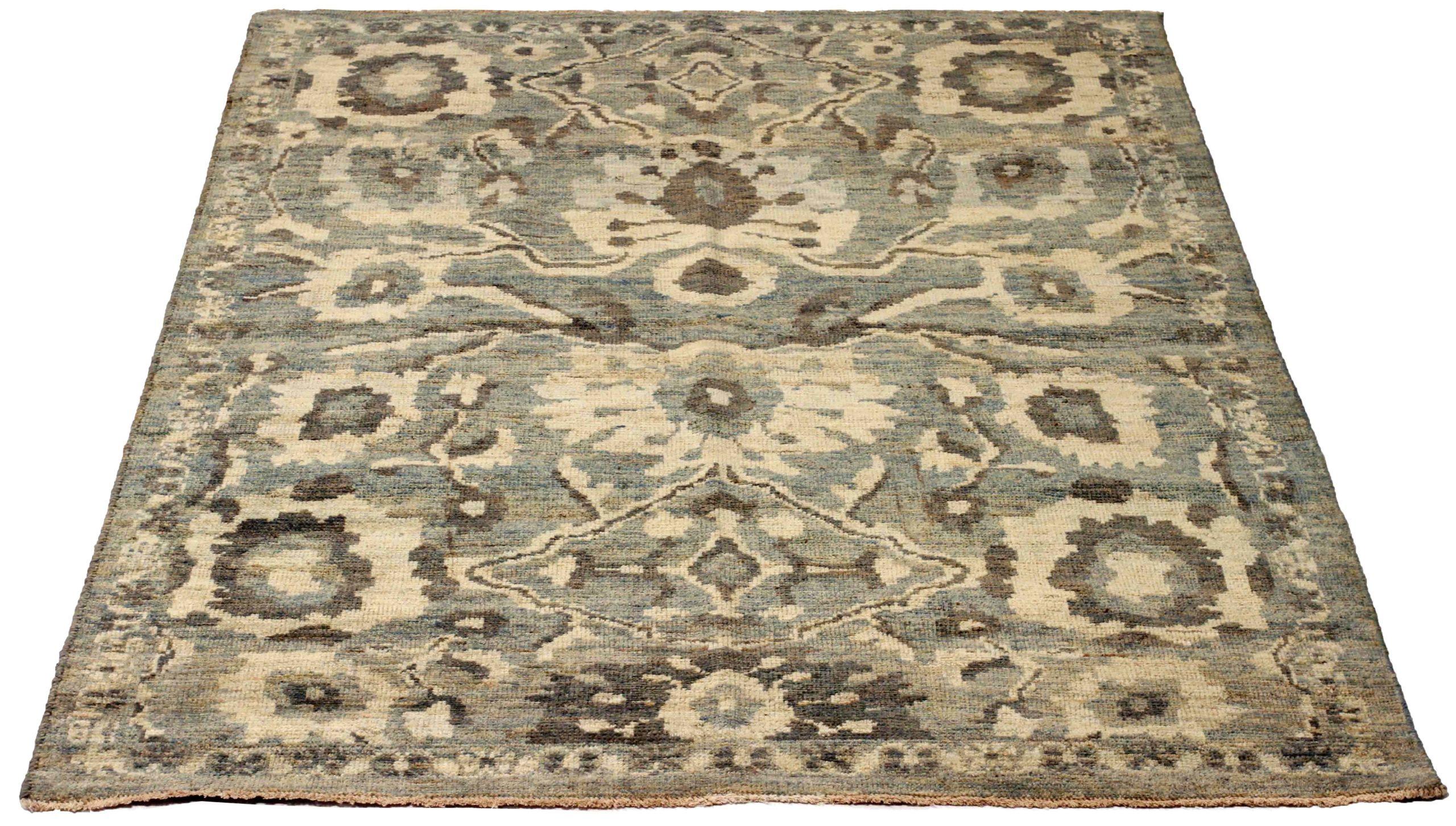 Entdecken Sie die Eleganz dieses einzigartigen Sultanabad mit Teppichen von CIRCA 1990. Dieses exklusive Design, das mit viel Liebe zum Detail entworfen wurde, ist perfekt, um Ihren Raum zu verschönern.