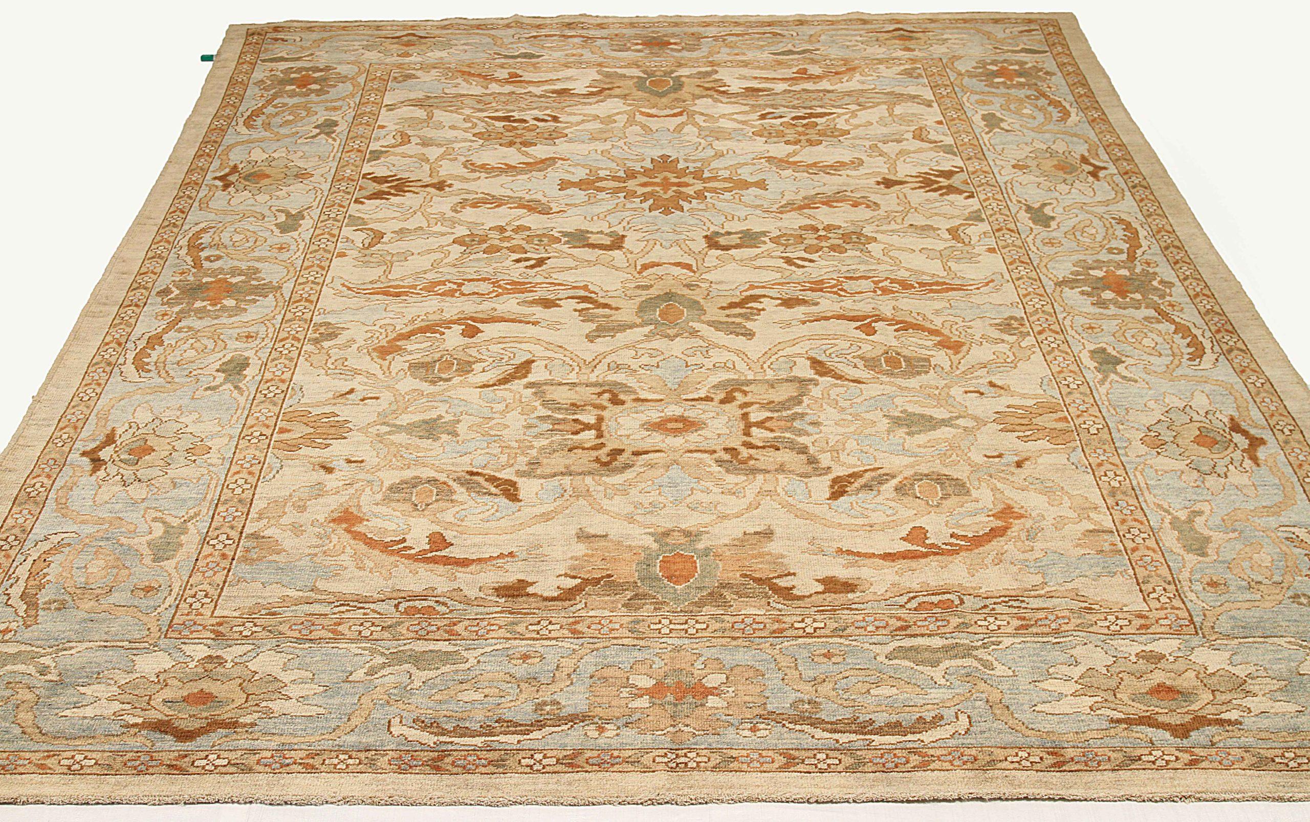 Entdecken Sie die Eleganz dieses einzigartigen Sultanabad-Teppichs mit Area Rugs. Dieses exklusive Design, das mit viel Liebe zum Detail entworfen wurde, ist perfekt, um Ihren Raum zu verschönern.