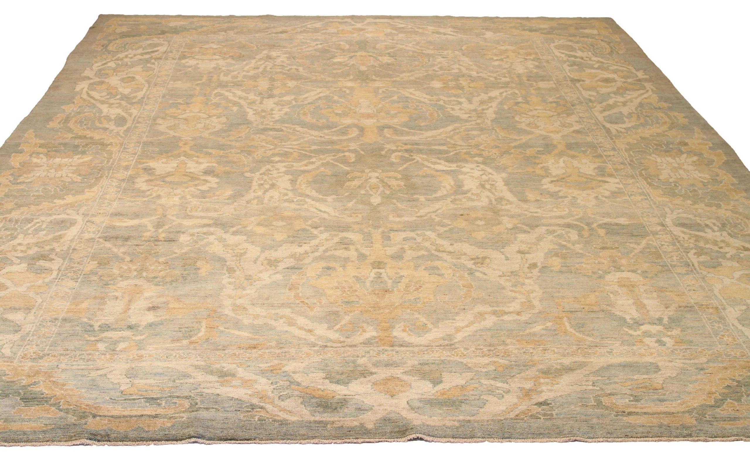 Entdecken Sie die Eleganz dieses einzigartigen Sultanabad-Teppichs mit Area Rugs. Dieses exklusive Design, das mit viel Liebe zum Detail entworfen wurde, ist perfekt, um Ihren Raum zu verschönern.