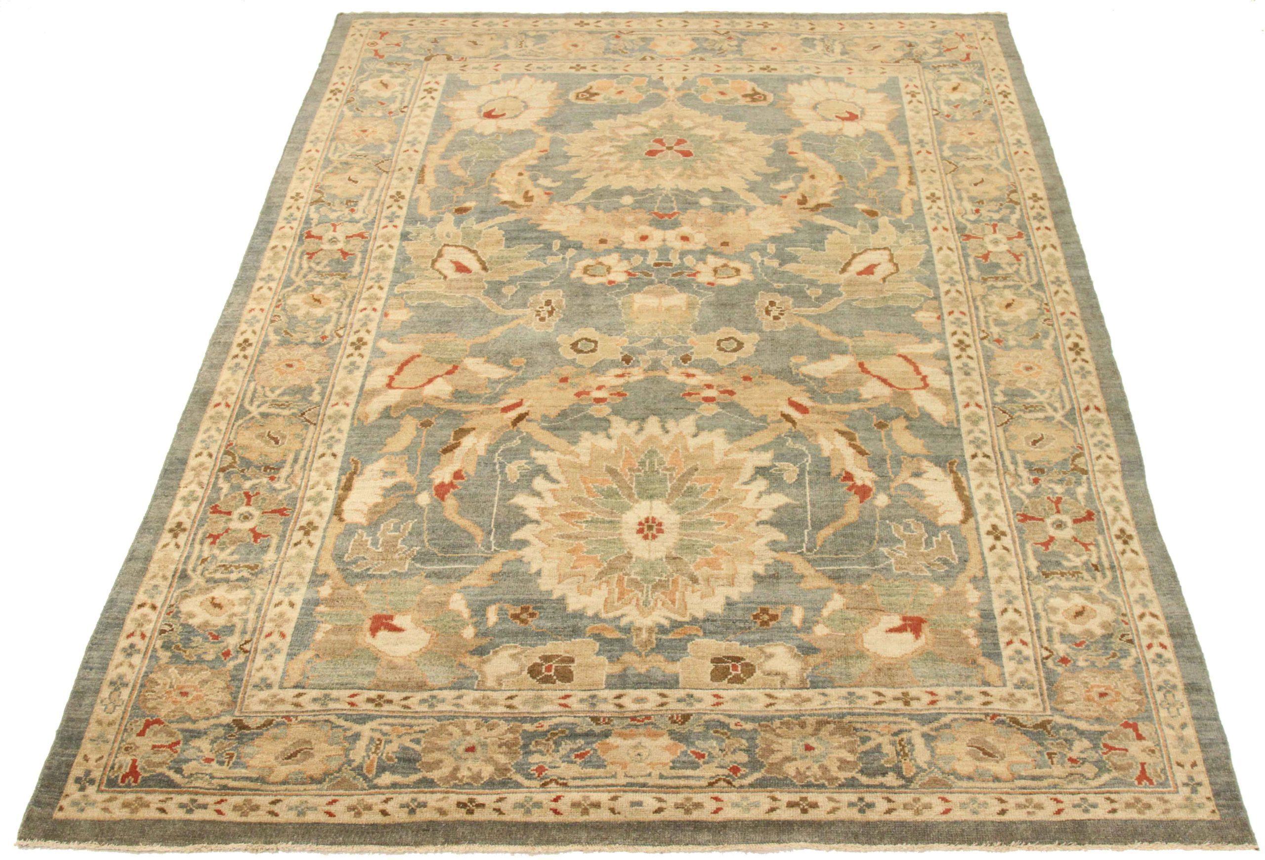 Entdecken Sie die Eleganz dieses einzigartigen Sultanabad-Teppichs mit Area Rugs. Dieses exklusive Design, das mit viel Liebe zum Detail entworfen wurde, ist perfekt, um Ihren Raum zu verschönern.