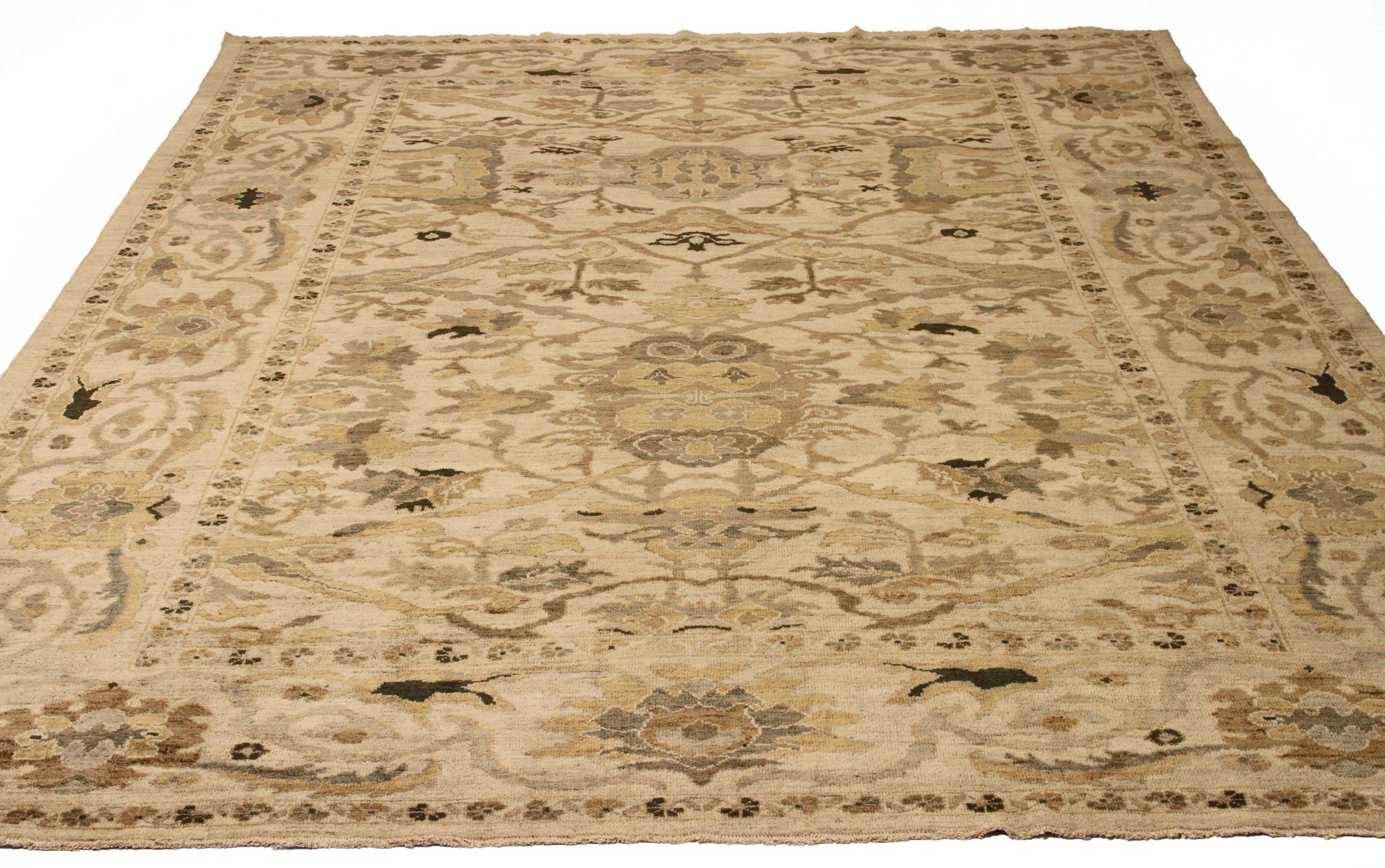 Entdecken Sie die Eleganz dieses einzigartigen Sultanabad-Teppichs mit Area Rugs. Dieses exklusive Design, das mit viel Liebe zum Detail entworfen wurde, ist perfekt, um Ihren Raum zu verschönern.