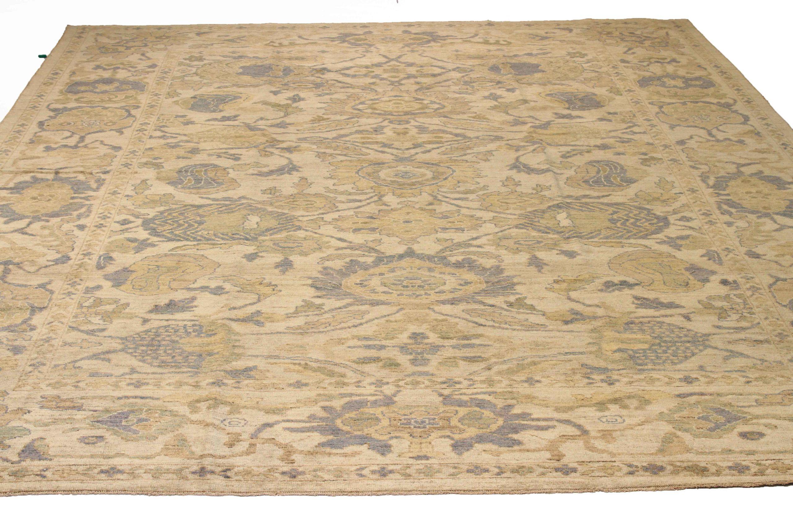 Entdecken Sie die Eleganz dieses einzigartigen Sultanabad-Teppichs mit Area Rugs. Dieses exklusive Design, das mit viel Liebe zum Detail entworfen wurde, ist perfekt, um Ihren Raum zu verschönern.