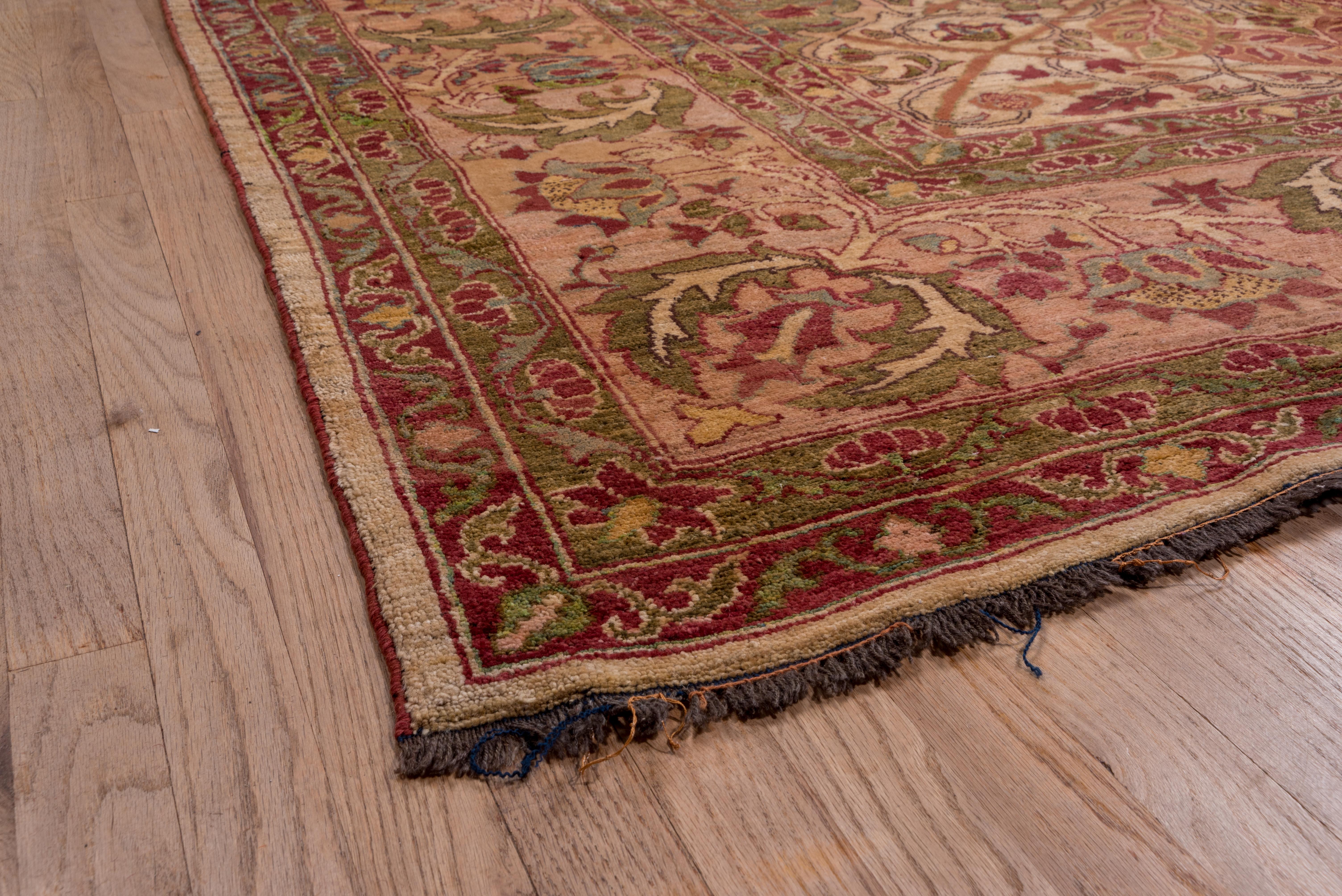 Sultanabad Carpet, Handmade Wool Carpet In Good Condition For Sale In New York, NY