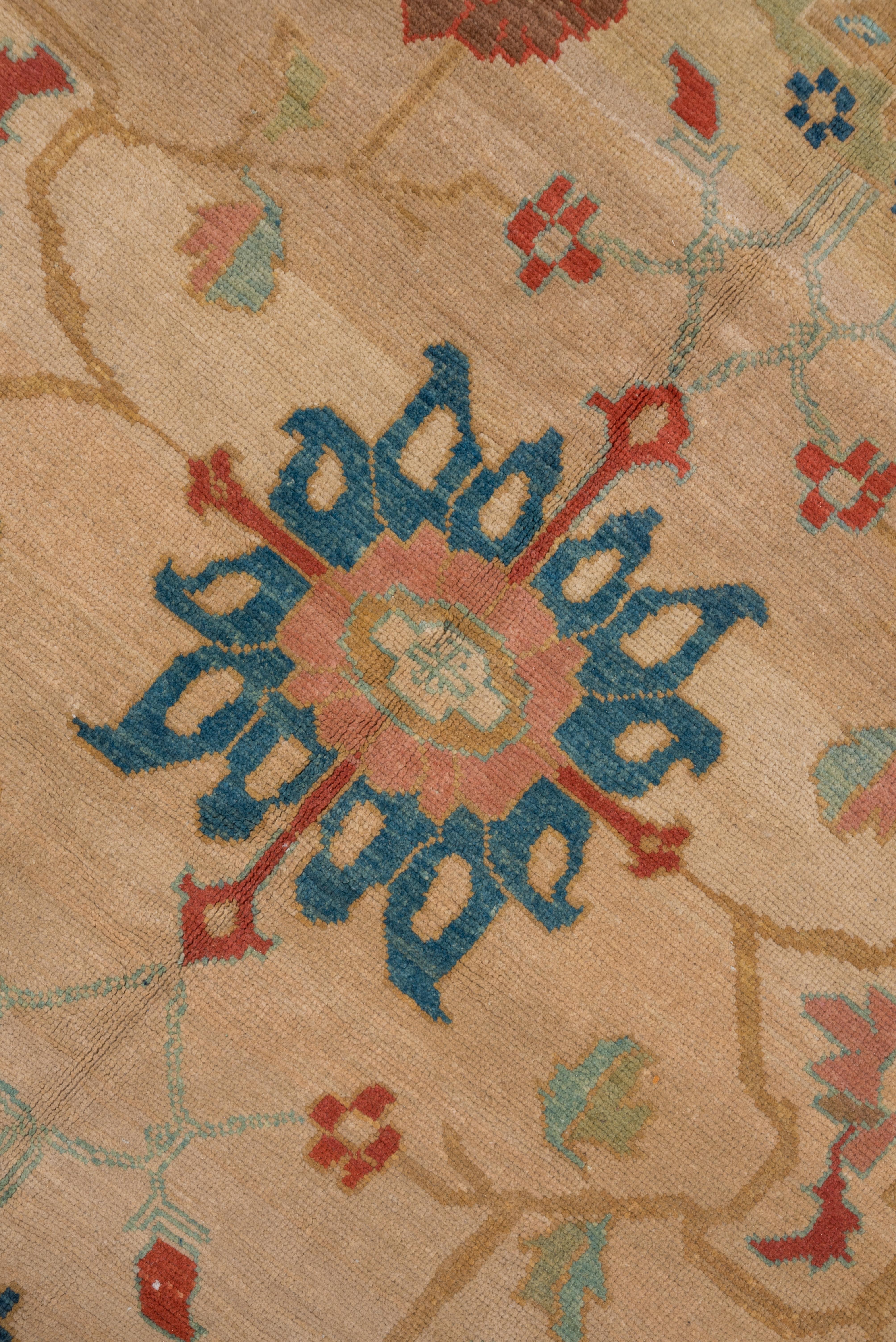 Sultanabad Carpet, Handmade Wool Carpet In Good Condition In New York, NY