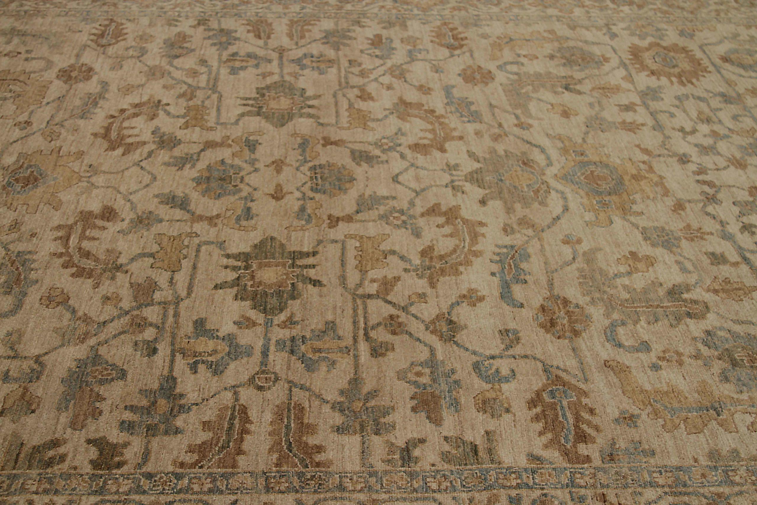 Scopri l'eleganza di questo Sultanabad unico nel suo genere, caratterizzato da una splendida lavorazione artigianale del 1990 circa. Progettato con una meticolosa attenzione ai dettagli, questo design esclusivo è perfetto per valorizzare il tuo