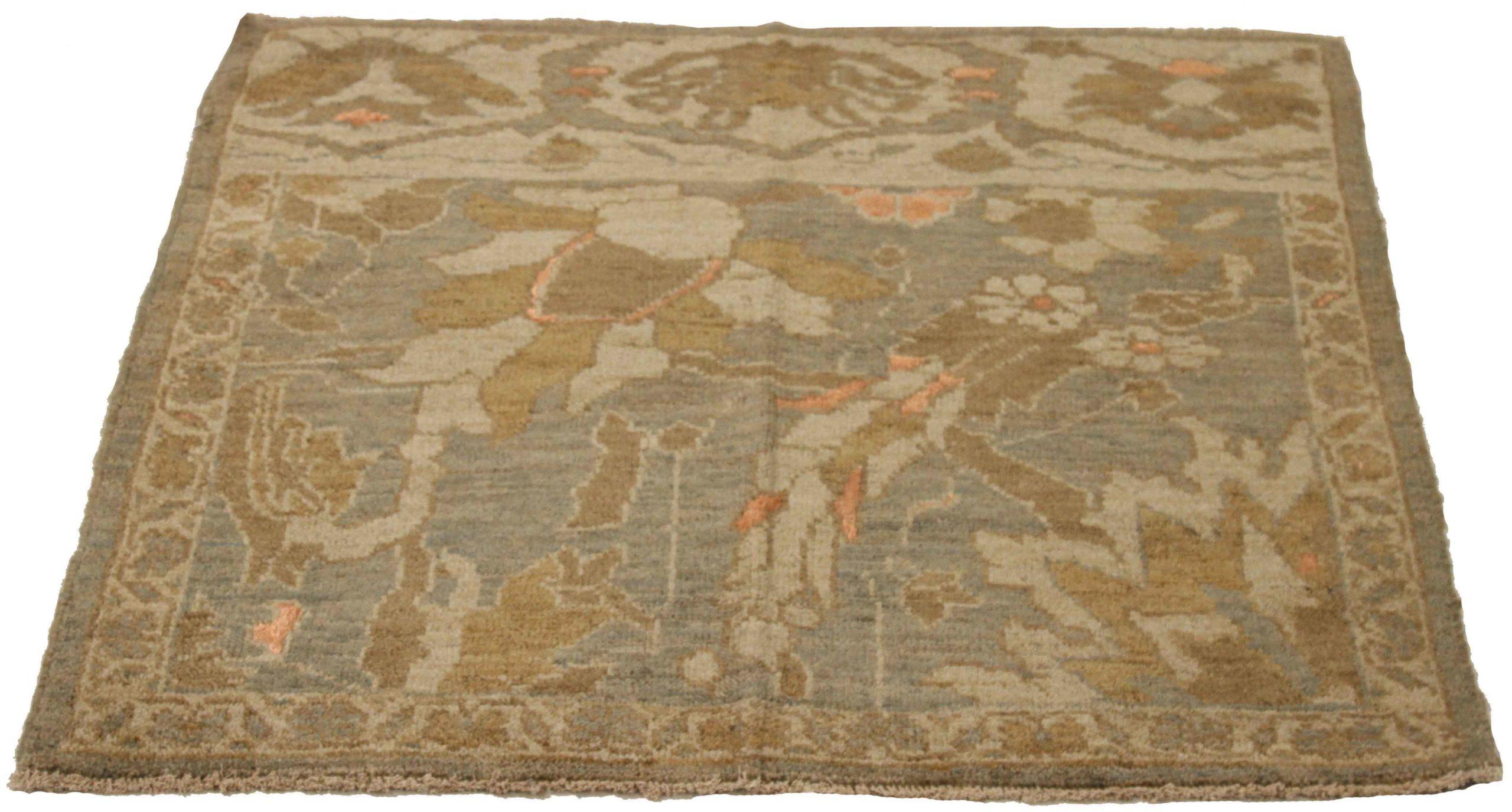 Scopri l'eleganza di questo Sultanabad unico nel suo genere, caratterizzato da una splendida lavorazione artigianale del 1990 circa. Progettato con una meticolosa attenzione ai dettagli, questo design esclusivo è perfetto per valorizzare il tuo