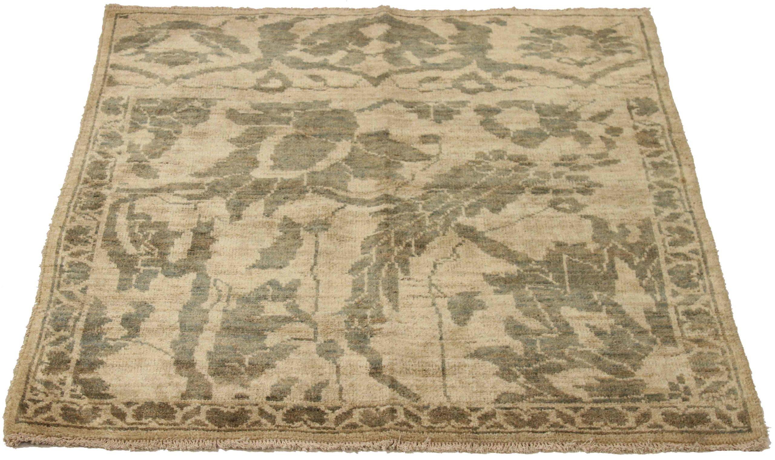 Scopri l'eleganza di questo Sultanabad unico nel suo genere, caratterizzato da una splendida lavorazione artigianale del 1990 circa. Progettato con una meticolosa attenzione ai dettagli, questo design esclusivo è perfetto per valorizzare il tuo