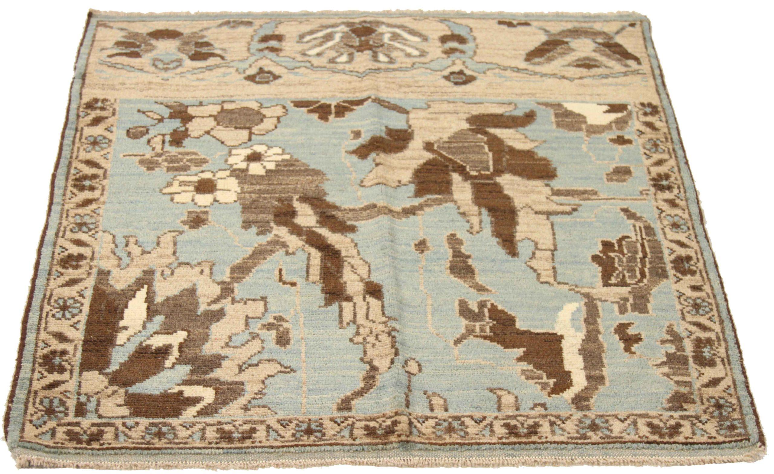 Scopri l'eleganza di questo Sultanabad unico nel suo genere, caratterizzato da una splendida lavorazione artigianale del 1990 circa. Progettato con una meticolosa attenzione ai dettagli, questo design esclusivo è perfetto per valorizzare il tuo