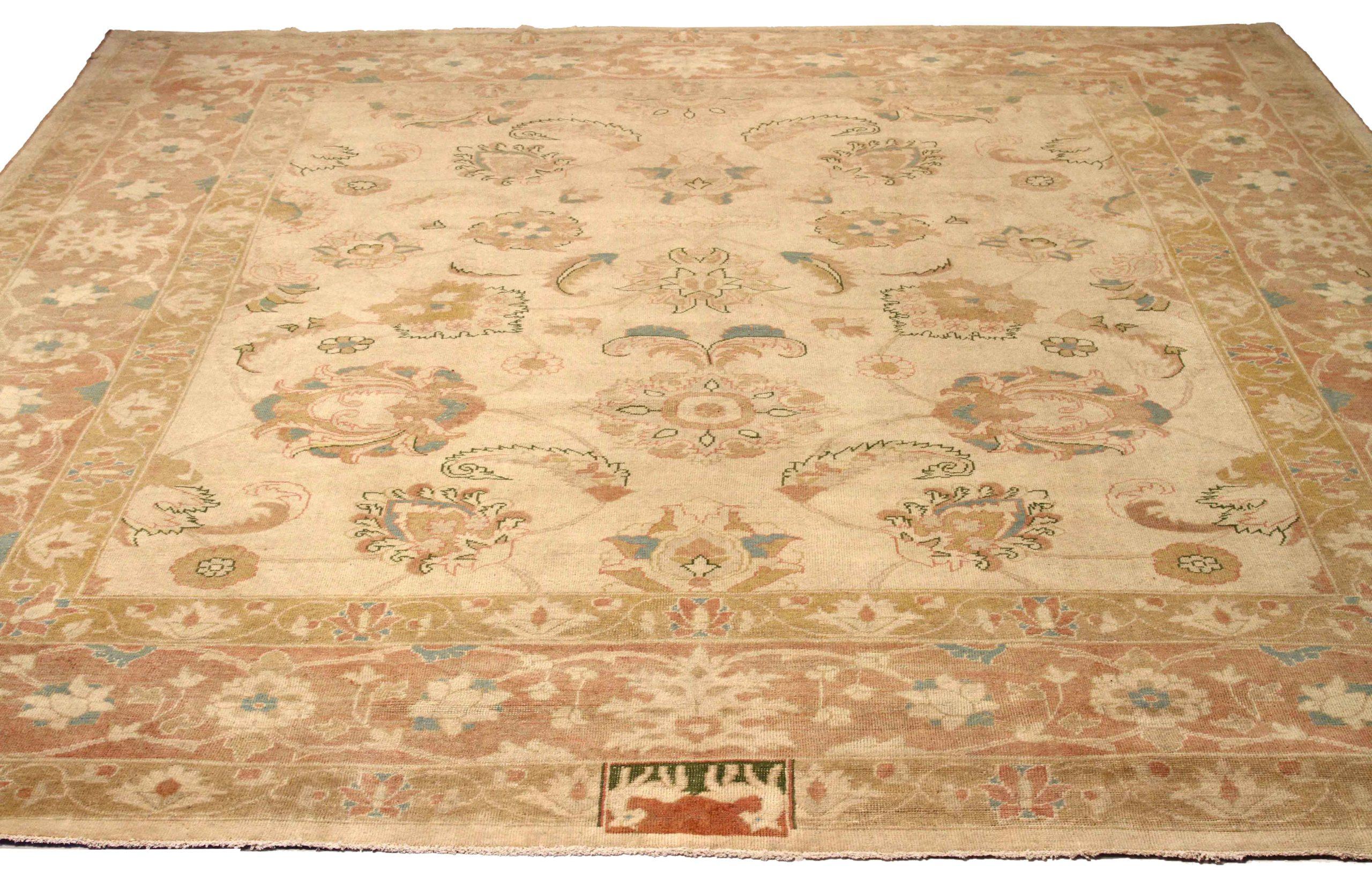 Scopri l'eleganza di questo Sultanabad unico nel suo genere, caratterizzato da una splendida lavorazione artigianale del 1990 circa. Progettato con una meticolosa attenzione ai dettagli, questo design esclusivo è perfetto per valorizzare il tuo
