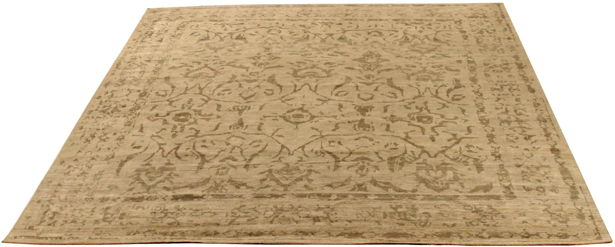 Scopri l'eleganza di questo Sultanabad unico nel suo genere, caratterizzato da una splendida lavorazione artigianale del 1990 circa. Progettato con una meticolosa attenzione ai dettagli, questo design esclusivo è perfetto per valorizzare il tuo