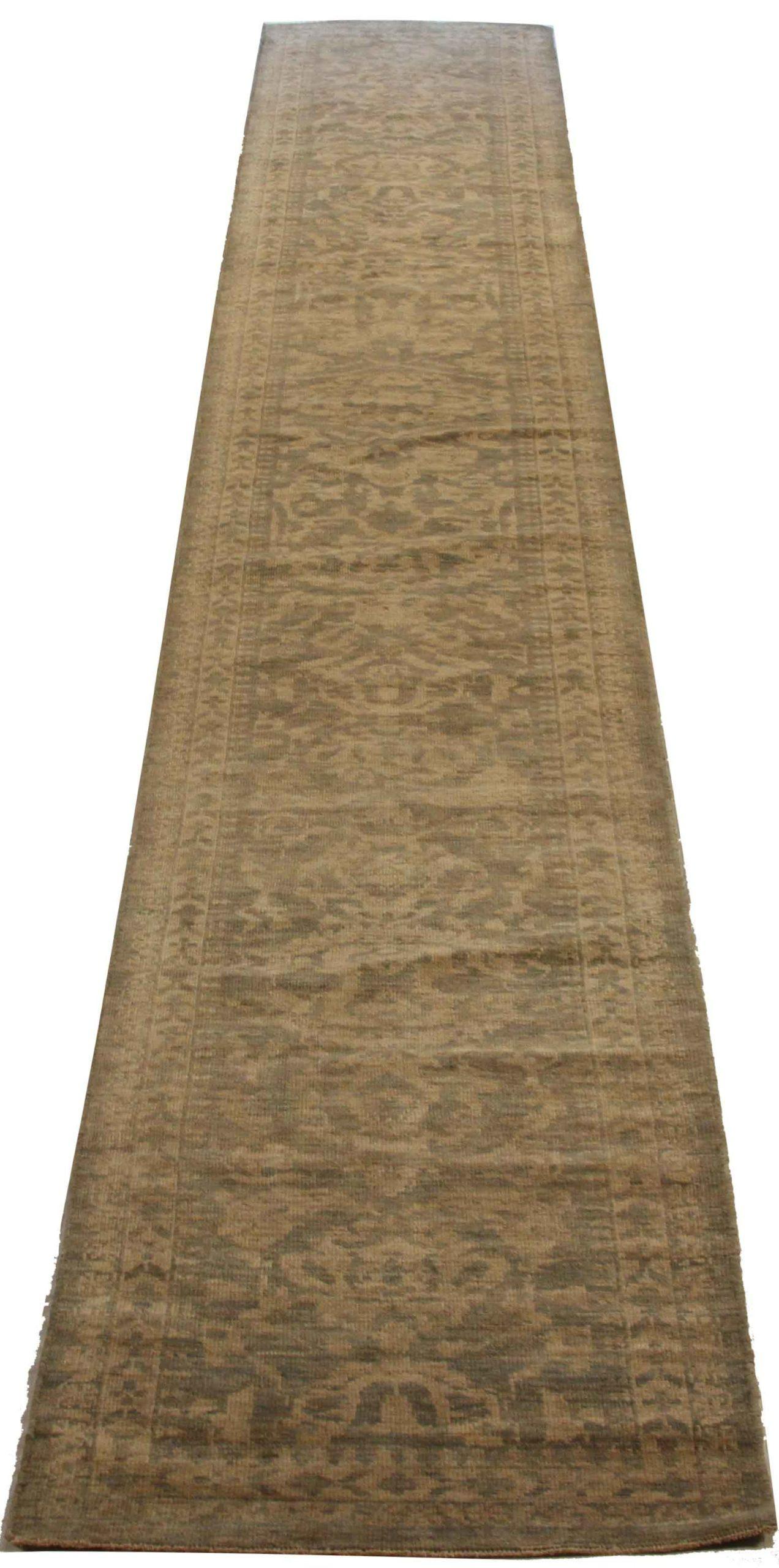 Scopri l'eleganza di questo Sultanabad unico nel suo genere, caratterizzato da una splendida lavorazione artigianale del 1990 circa. Progettato con una meticolosa attenzione ai dettagli, questo design esclusivo è perfetto per valorizzare il tuo