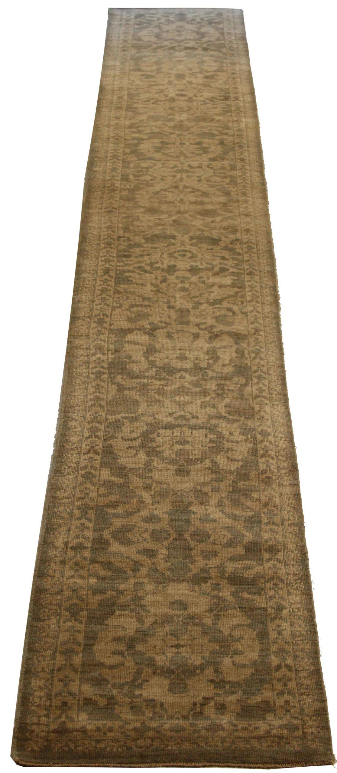 Scopri l'eleganza di questo Sultanabad unico nel suo genere, caratterizzato da una splendida lavorazione artigianale del 1990 circa. Progettato con una meticolosa attenzione ai dettagli, questo design esclusivo è perfetto per valorizzare il tuo