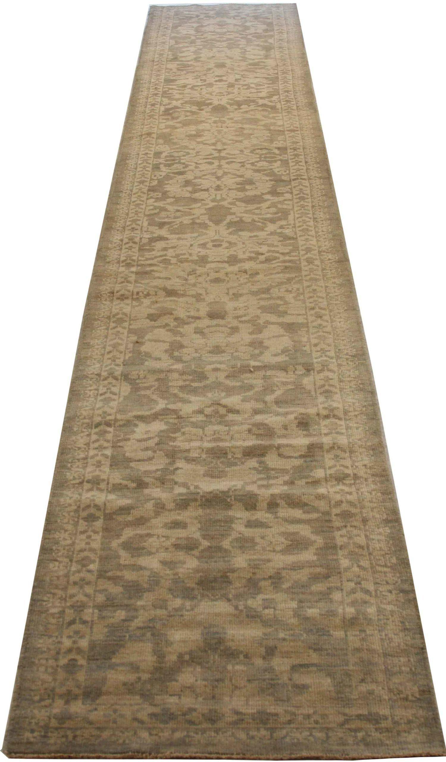 Scopri l'eleganza di questo Sultanabad unico nel suo genere, caratterizzato da una splendida lavorazione artigianale del 1990 circa. Progettato con una meticolosa attenzione ai dettagli, questo design esclusivo è perfetto per valorizzare il tuo