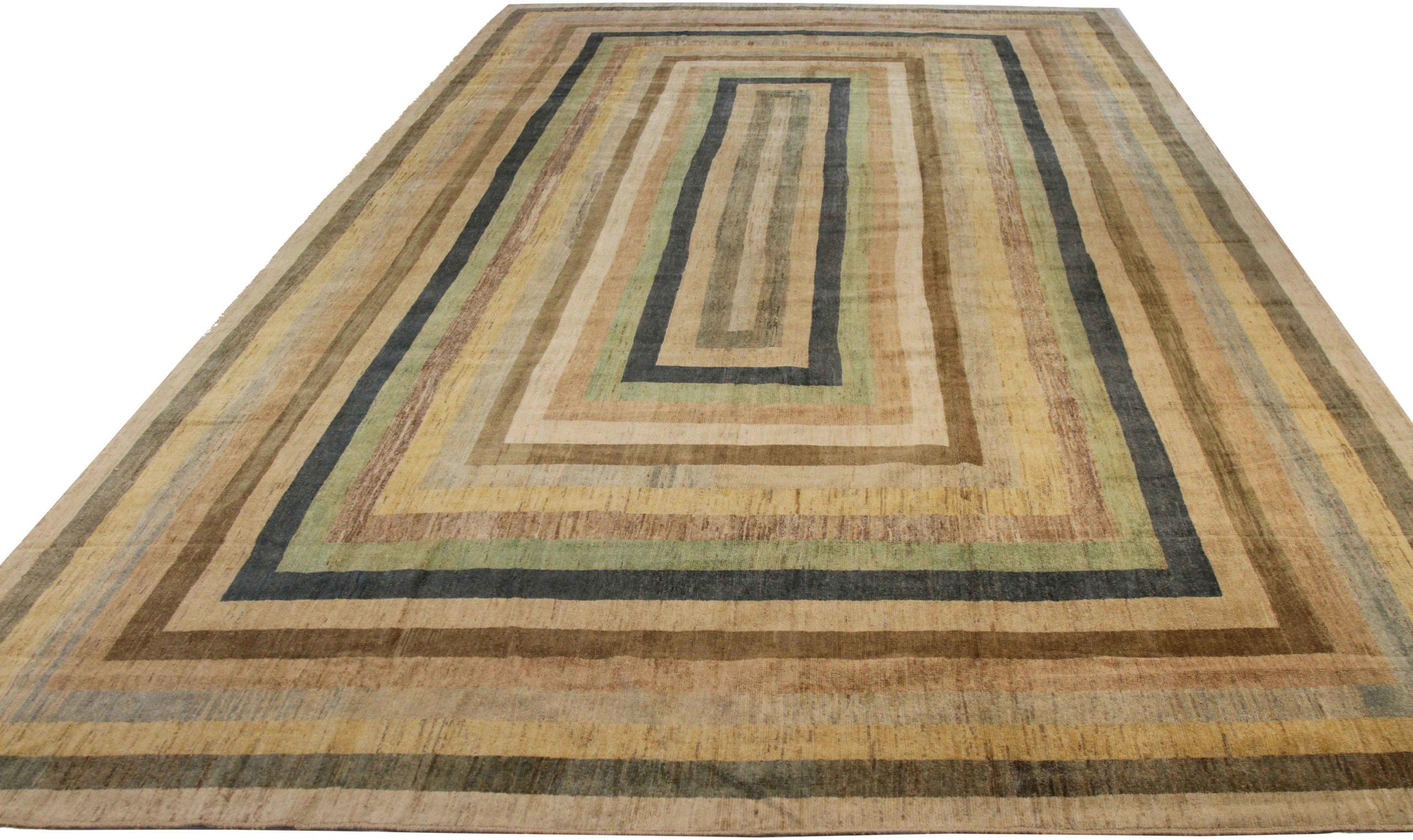 Scopri l'eleganza di questo Sultanabad unico nel suo genere, caratterizzato da una splendida lavorazione artigianale del 1990 circa. Progettato con una meticolosa attenzione ai dettagli, questo design esclusivo è perfetto per valorizzare il tuo