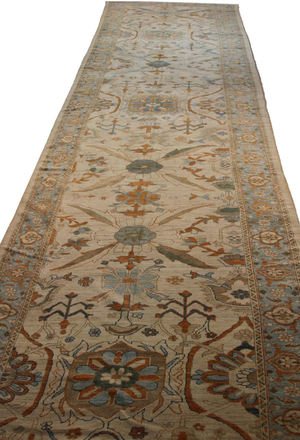 Scopri l'eleganza di questo Sultanabad unico nel suo genere, caratterizzato da una splendida lavorazione artigianale del 1990 circa. Progettato con una meticolosa attenzione ai dettagli, questo design esclusivo è perfetto per valorizzare il tuo