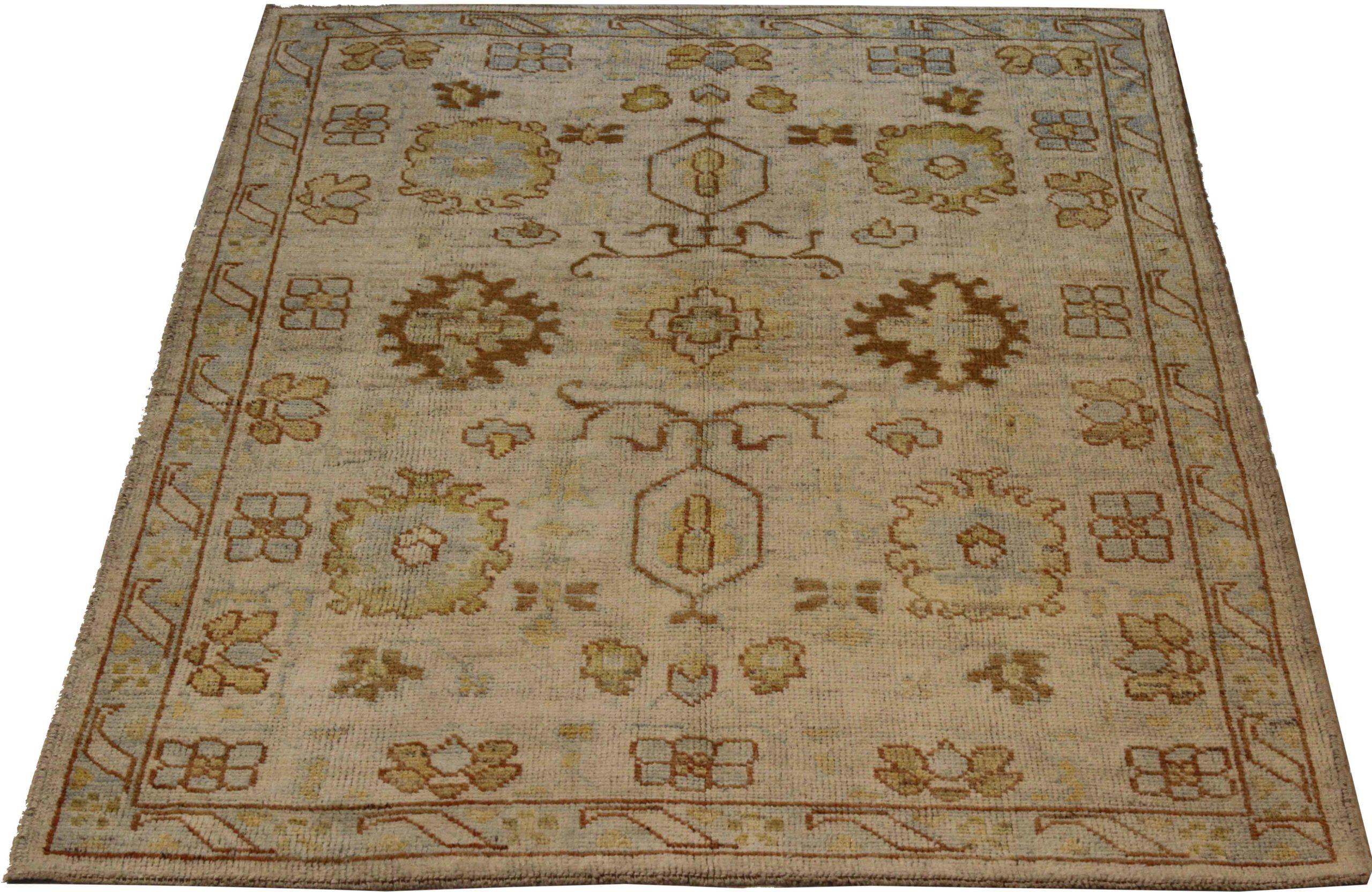 Scopri l'eleganza di questo Sultanabad unico nel suo genere, caratterizzato da una splendida lavorazione artigianale del 1990 circa. Progettato con una meticolosa attenzione ai dettagli, questo design esclusivo è perfetto per valorizzare il tuo