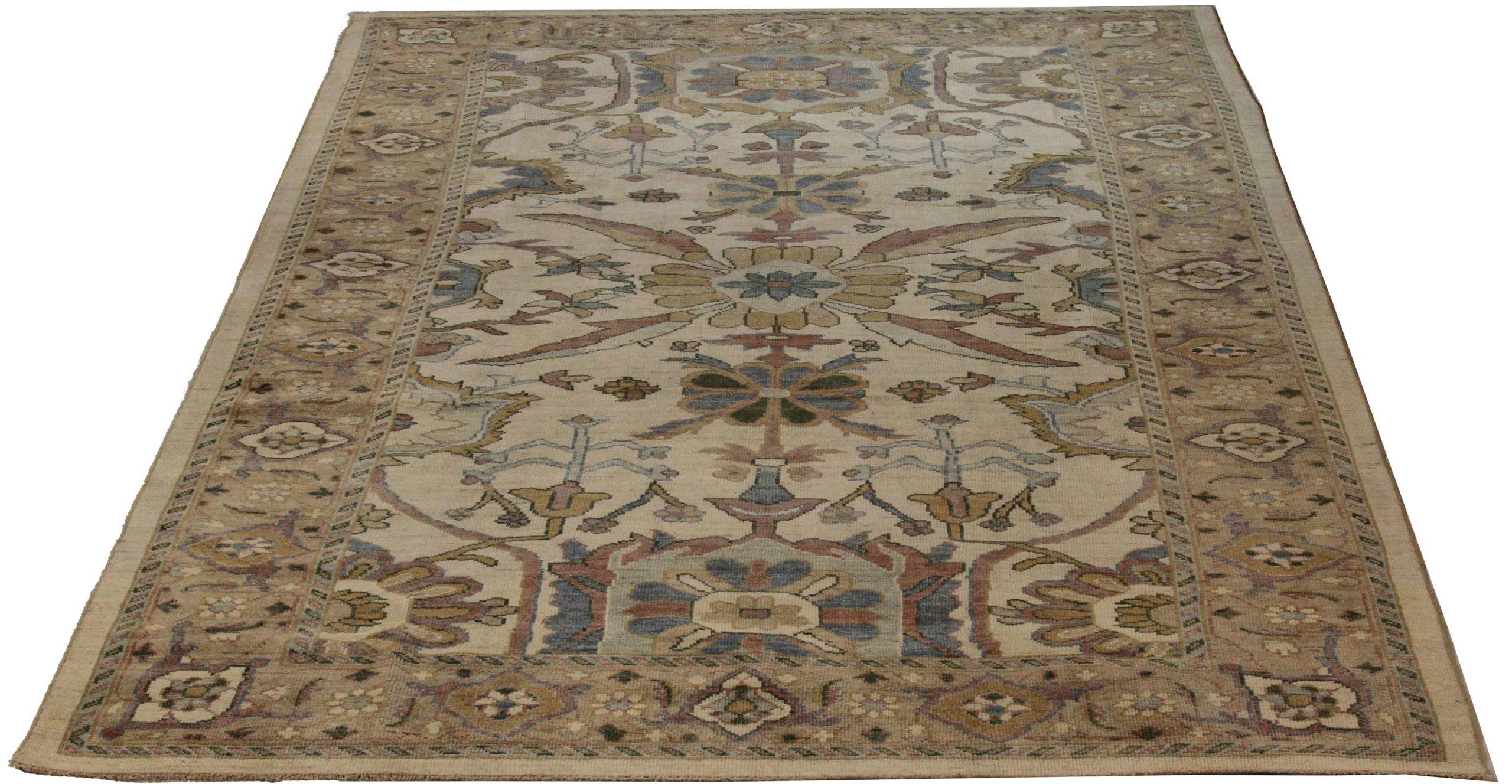 Descubre la elegancia de este singular Sultanabad de bella artesanía de Circa 1990. Diseñado con meticulosa atención al detalle, este diseño exclusivo es perfecto para realzar tu espacio.