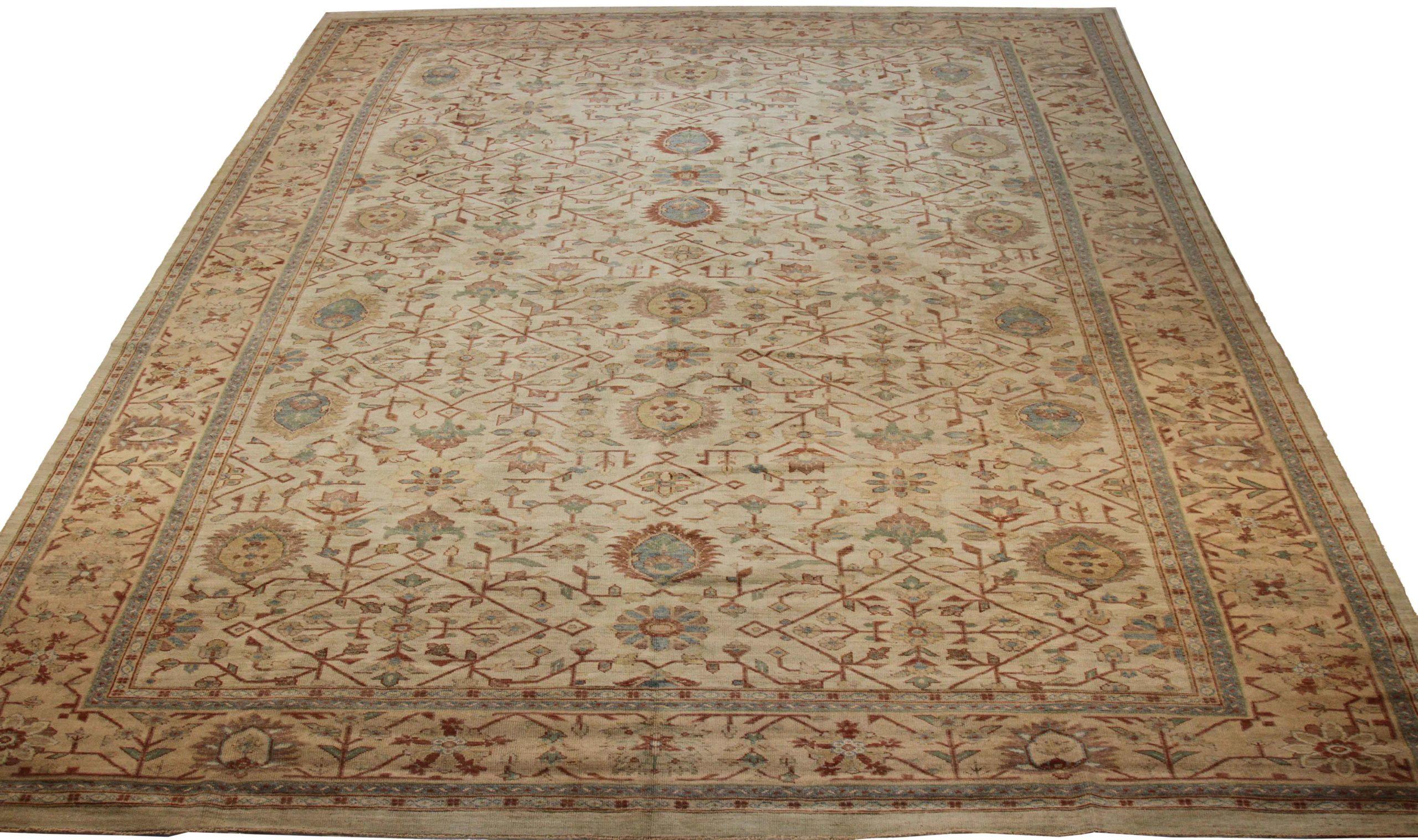 Scopri l'eleganza di questo Sultanabad unico nel suo genere, caratterizzato da una splendida lavorazione artigianale del 1990 circa. Progettato con una meticolosa attenzione ai dettagli, questo design esclusivo è perfetto per valorizzare il tuo