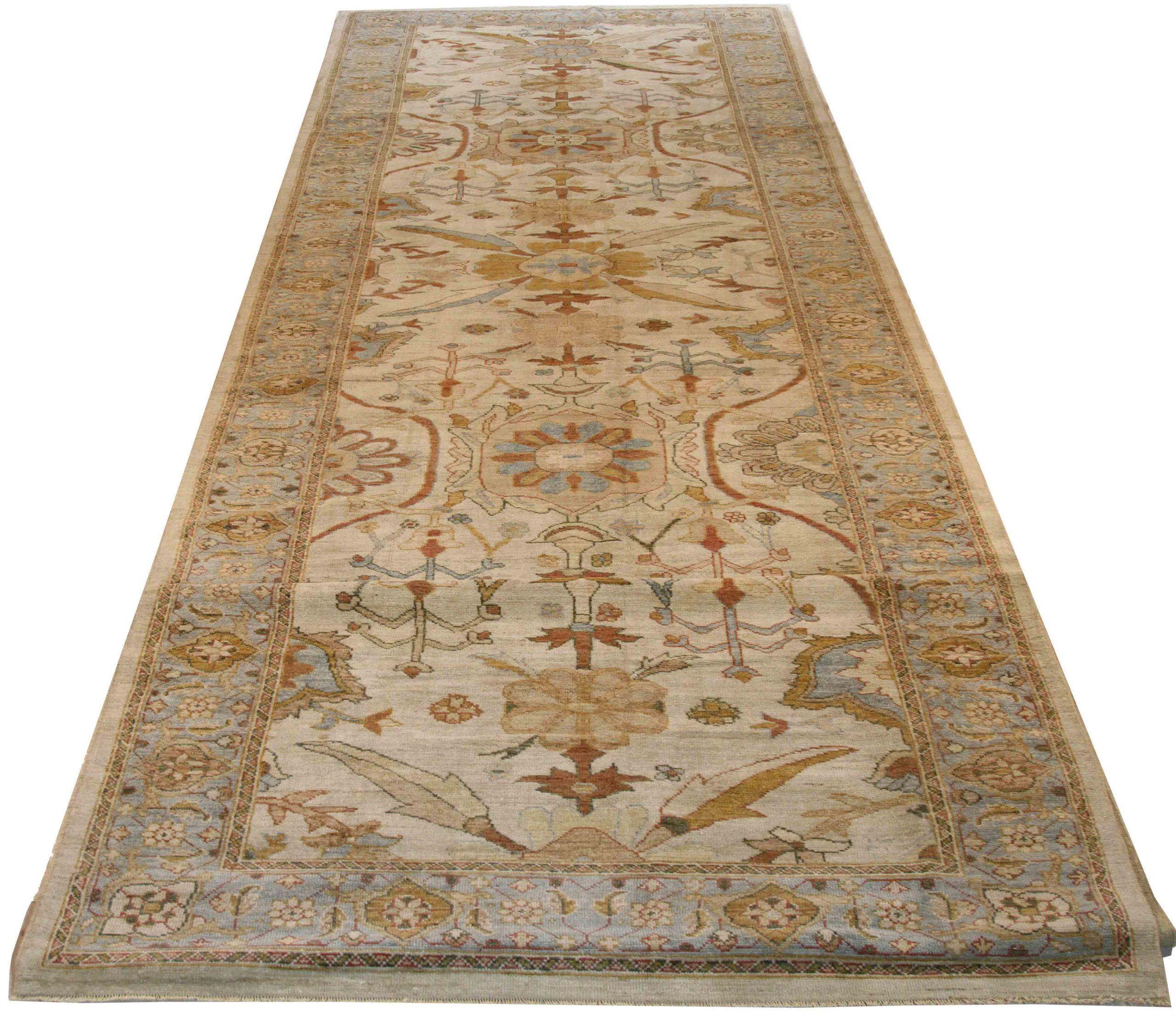 Scopri l'eleganza di questo Sultanabad unico nel suo genere, caratterizzato da una splendida lavorazione artigianale del 1990 circa. Progettato con una meticolosa attenzione ai dettagli, questo design esclusivo è perfetto per valorizzare il tuo