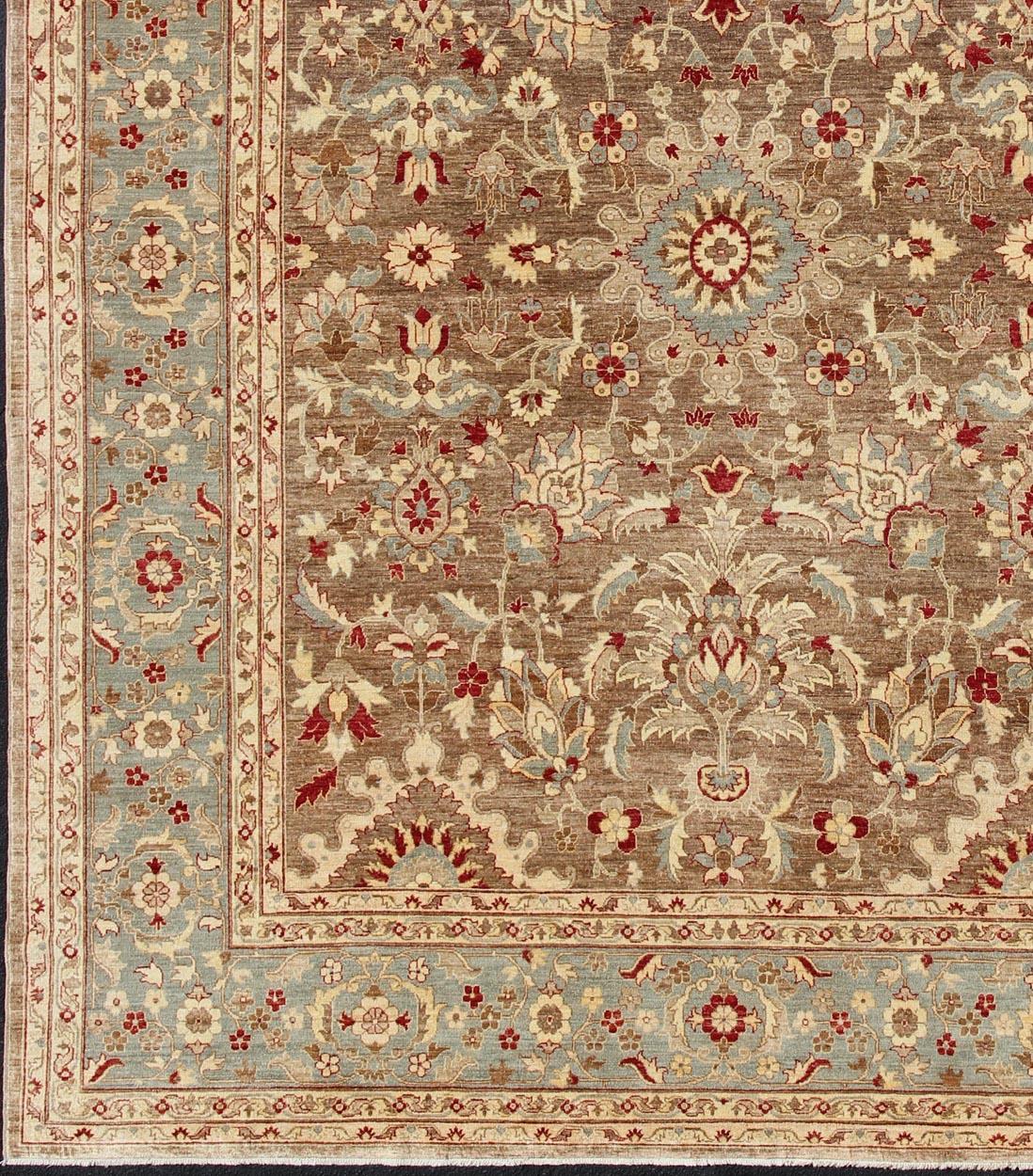 Grand tapis Sultanabad Design, tapis 16-0307, pays d'origine / type : Afghanistan / Sultanabad

Mesures : 11'10 x 14'9.

Ce tapis Sultanabad d'Afghanistan présente un motif traditionnel élaboré dans des tons de brun, rouge, taupe et rouge.
