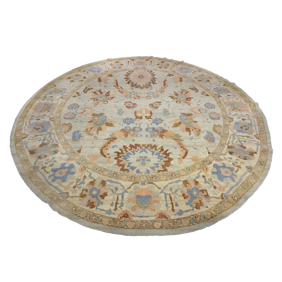 Ashly Fine Rugs präsentiert eine runde, antike Nachbildung eines originalen, handgefertigten persischen Sultanabad-Teppichs. Diese antike Nachbildung ist Teil unserer eigenen limitierten Produktion und wurde von Meisterwebern in Afghanistan zu 100%