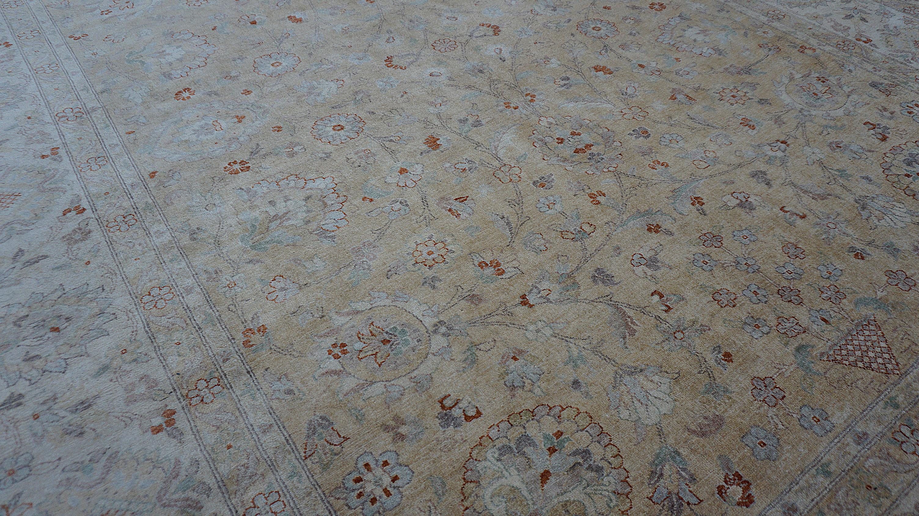 Esta exquisita alfombra Sultanabad Rugs anudada a mano captura la esencia del diseño clásico persa, mezclando intrincados motivos florales con un rico campo beige. Tejida con lana hilada a mano, esta alfombra presenta un patrón finamente detallado