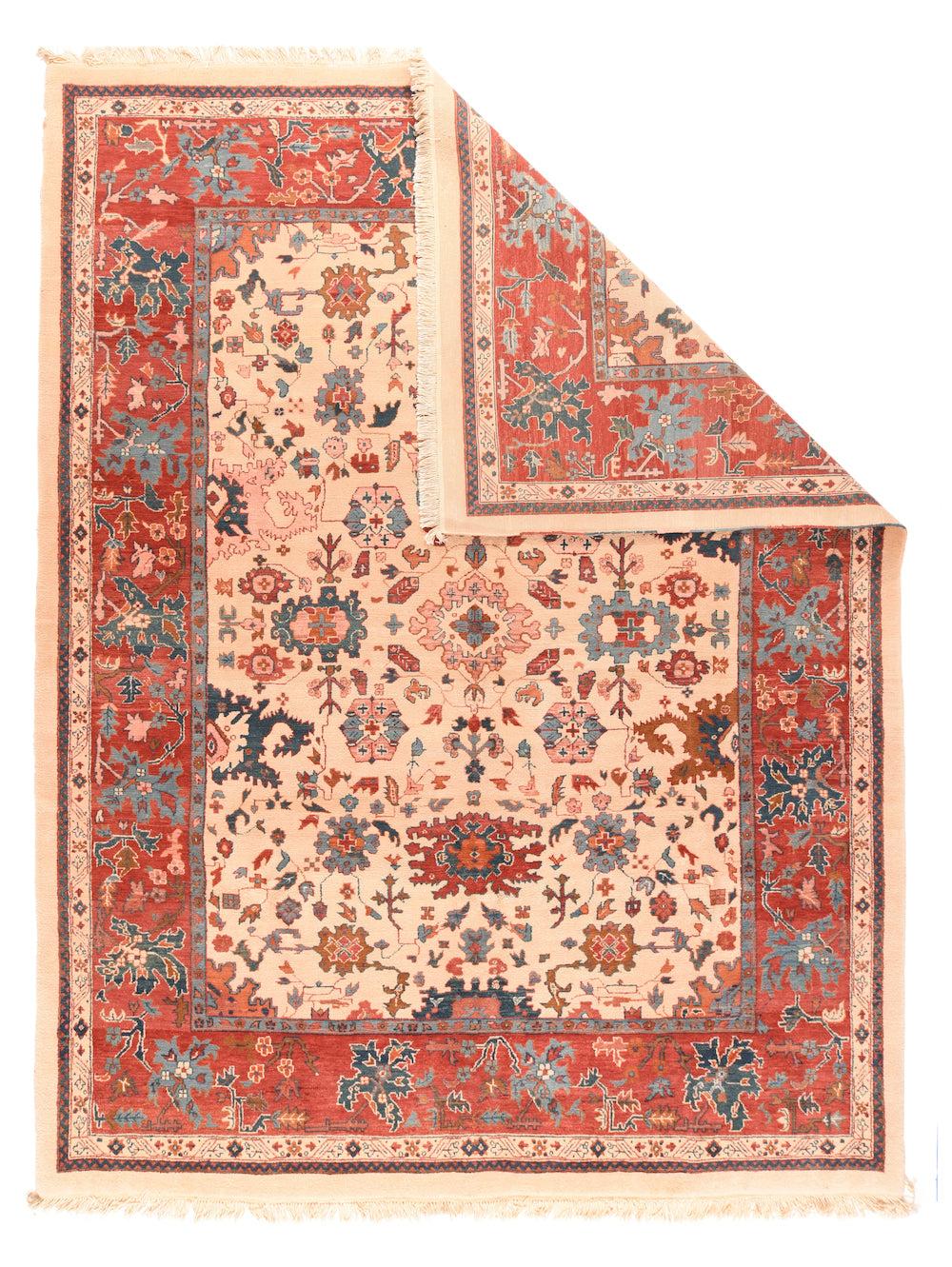 Sultanabad Teppich 8'11'' x 11'9''. Dieses modifizierte Stück im Heriz-Stil zeigt stark zerrissene ganze und halbe Palmetten, zusammen mit achteckigen Rosetten, lappigen Rautenrosetten, schwebenden Blättern und anderen quasi-vegetalen Elementen. Die